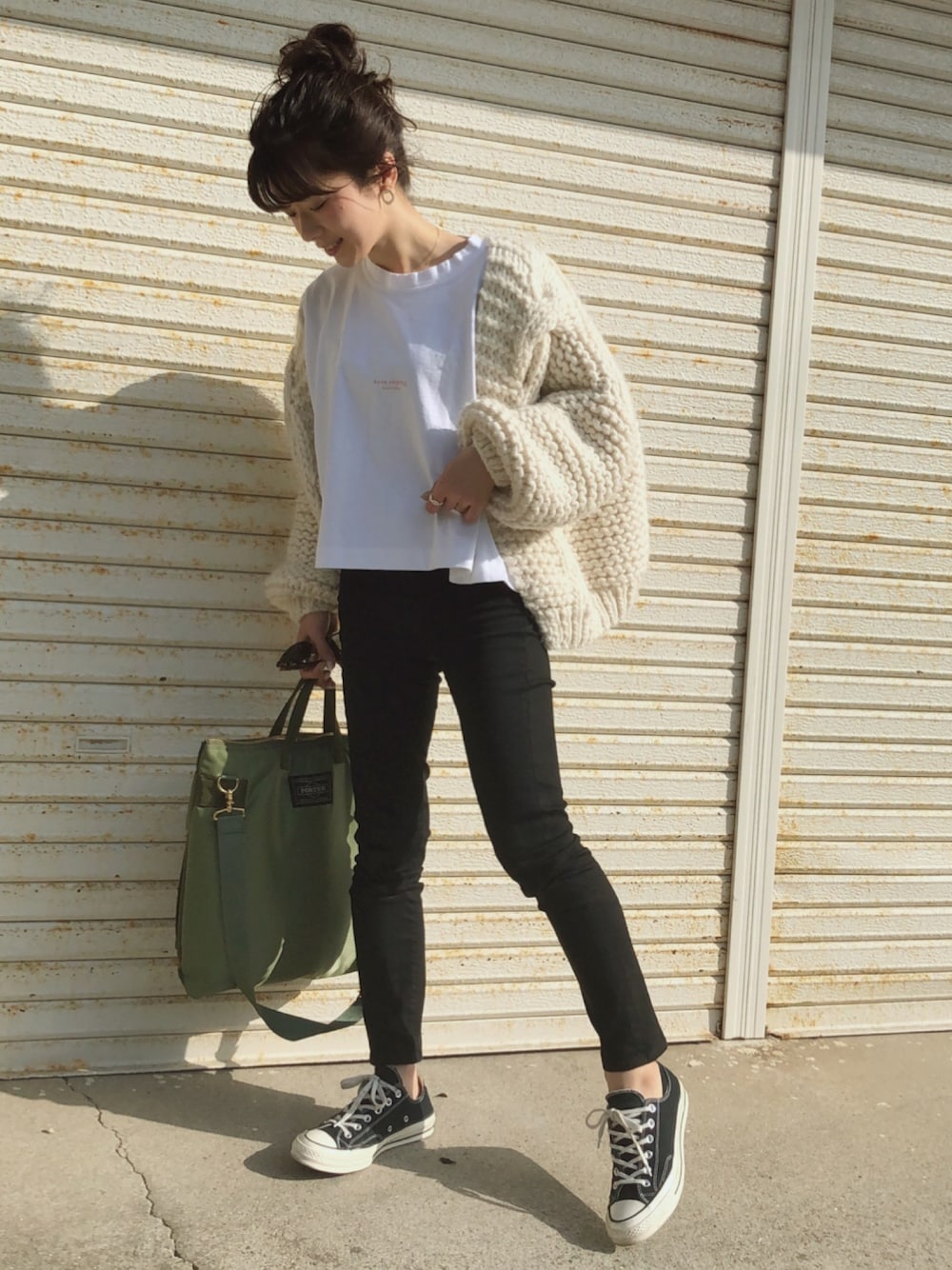 ホワイト系のTシャツ/カットソー、ホワイト系のカーディガン/ボレロ、ブラック系のデニムパンツを着用したレディースの春コーディネートの1枚目の写真