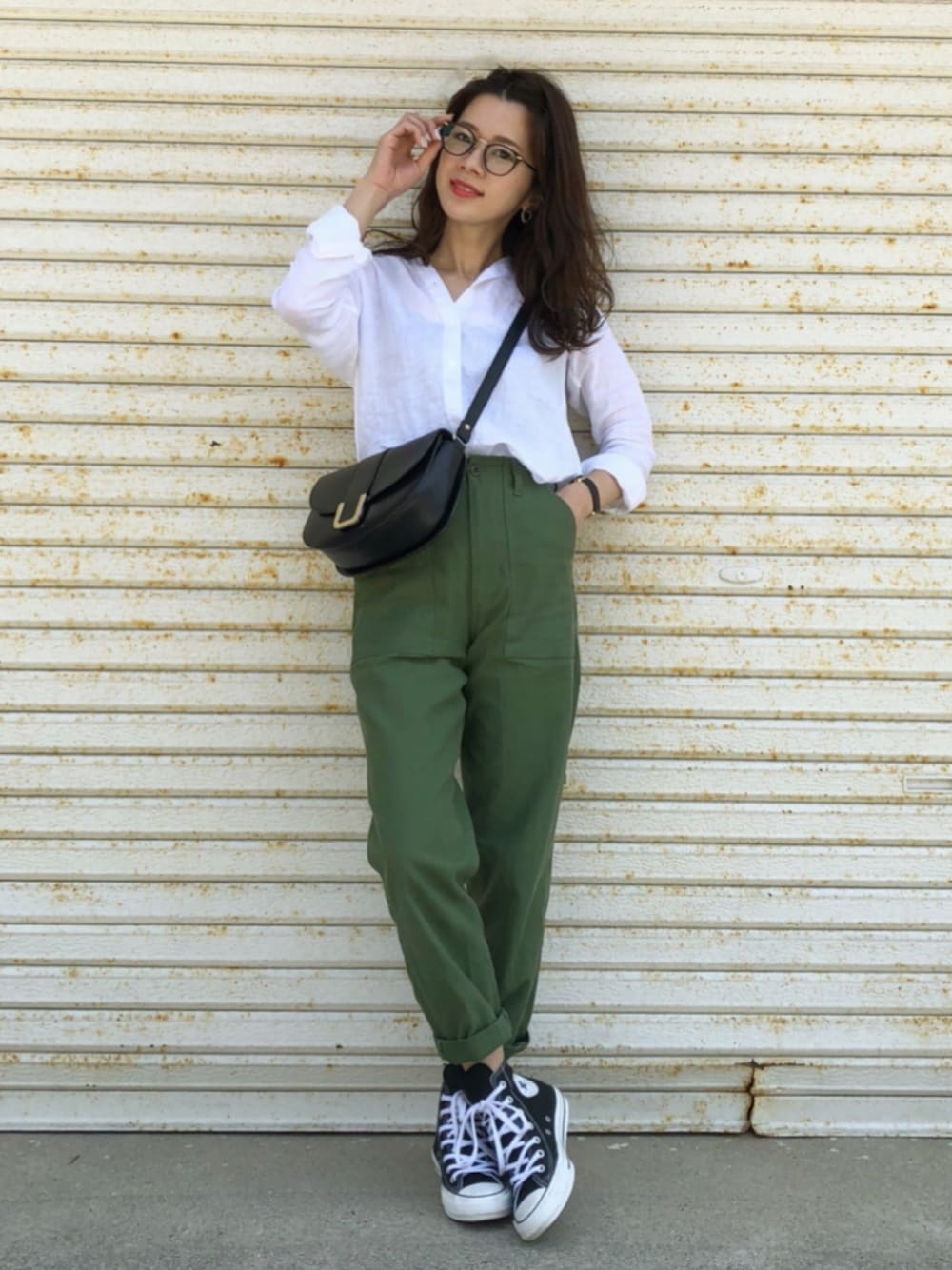 ホワイト系のシャツ/ブラウス、グリーン系のその他パンツ、ブラック系のスニーカーを着用したレディースの春コーディネートの1枚目の写真