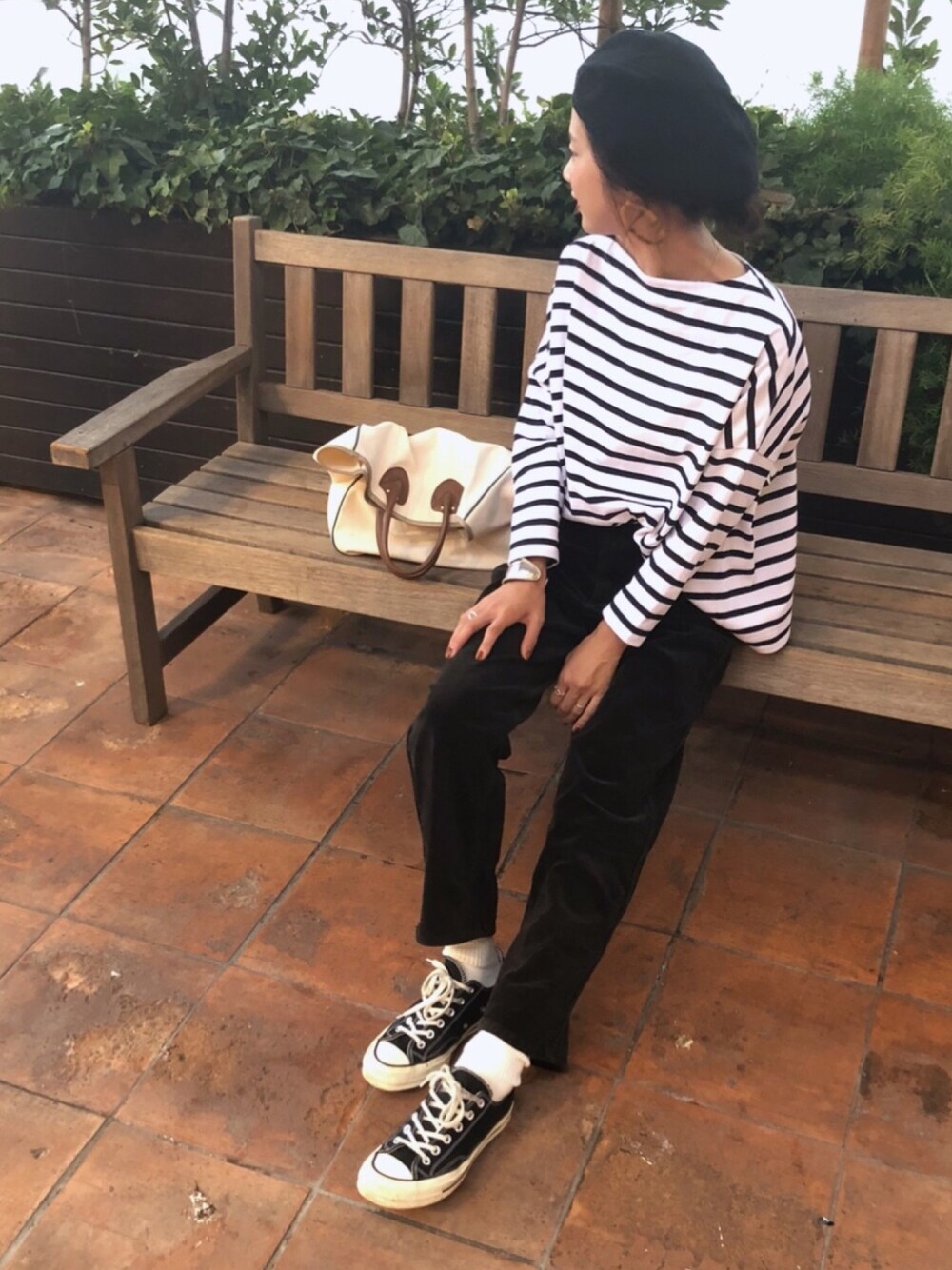 ホワイト系のTシャツ/カットソー、ブラック系のその他パンツ、ブラック系のスニーカーを着用したレディースの秋コーディネートの1枚目の写真