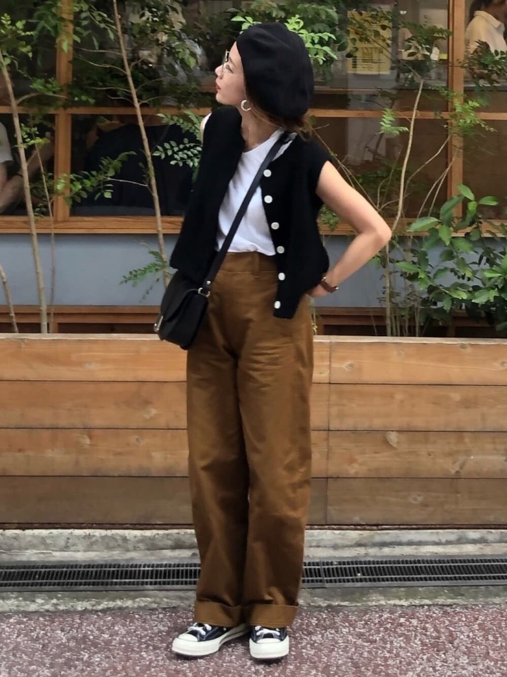 ブラウン系のその他パンツ、ブラック系のスニーカー、ブラック系のベストを着用したレディースの秋コーディネートの1枚目の写真