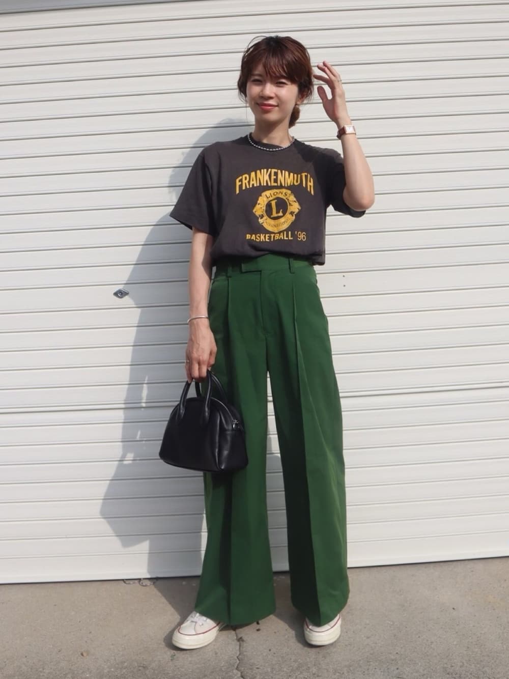 「古着MIX、ワイドパンツ、スラックス、スニーカー、ミニバッグ、シルバーアクセサリー」｜「ëpaのアイテム（スラックス、グリーン系）」を使った、miisuuzuukiiさん（レディース・162cm）の春コーディネートの1枚目の写真