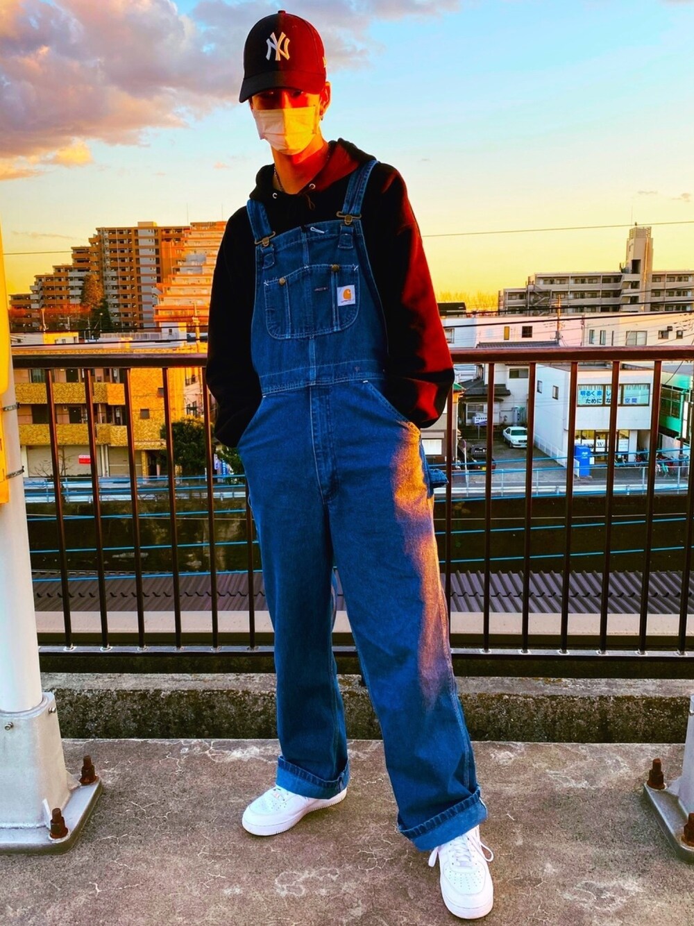 「シンプル、オーバーサイズ、オーバーオール、carhartt、スニーカー、大学生、キャップ、古着コーデ、ビックシルエット、おしゃれさんと繋がりたい」｜「NEW ERAのアイテム（キャップ、その他）」を使った、Maryuさん（メンズ・181cm）の冬コーディネートの1枚目の写真