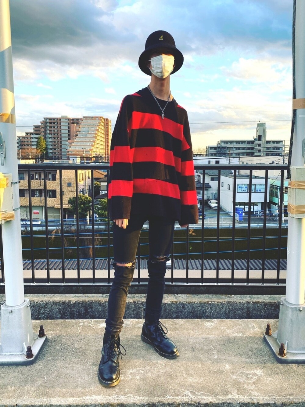 「おしゃれさんと繋がりたい、ストリート、ファッション、バケットハット、カンゴール、赤ボーダー、黒スキニー、ドクターマーチン、毎日コーデ、スキニー」｜「KANGOLのアイテム（ハット、ブラック系）」を使った、Maryuさん（メンズ・181cm）の冬コーディネートの1枚目の写真