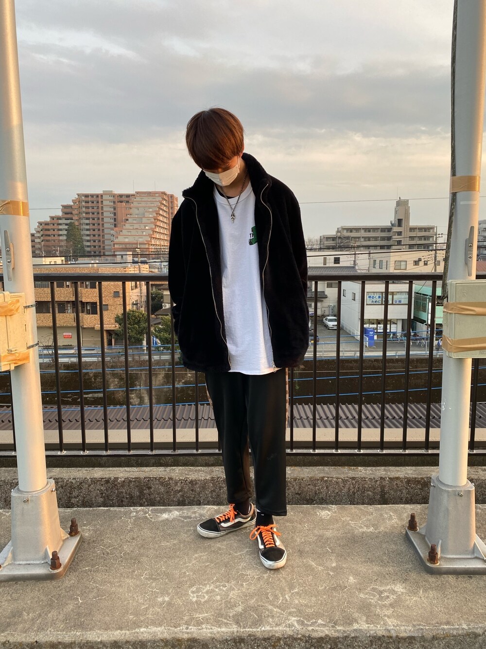 「おしゃれさんと繋がりたい、シンプル、ストリート、オールドスクール、ラインパンツ、ボア、ラクチンコーデ、ラフ、今日のコーデ、ストリートMIX」｜「CHROME HEARTSのアイテム（ネックレス、シルバー系）」を使った、Maryuさん（メンズ・181cm）の冬コーディネートの1枚目の写真