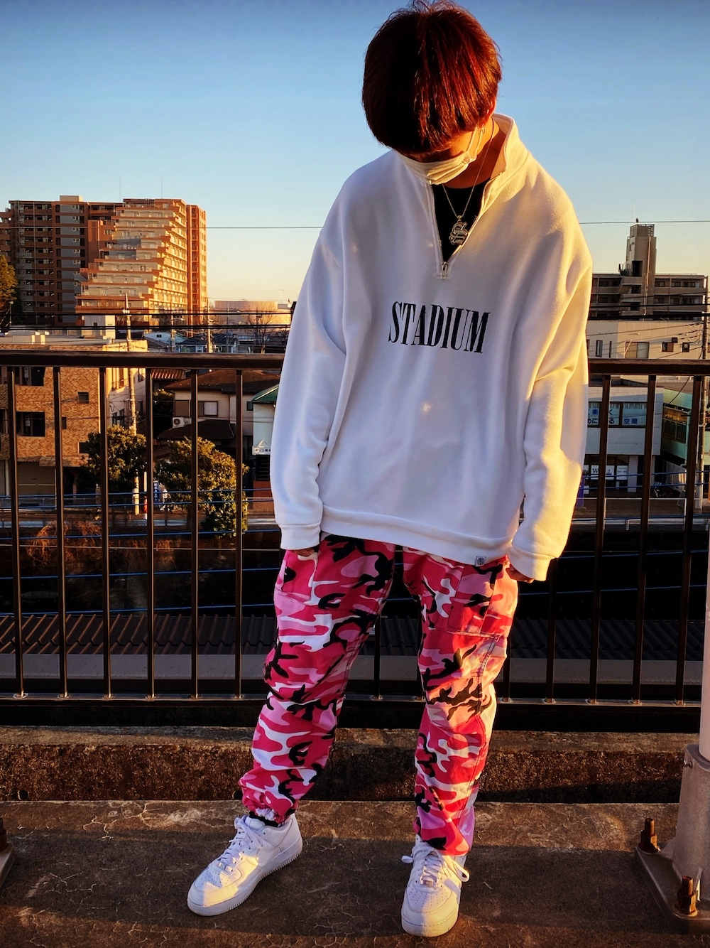 「スニーカーコーデ、おしゃれさんと繋がりたい、ストリートコーデ、オーバーサイズ、ロスコ、カモフラ、ピンク、攻めコーデ、ラフコーデ、シルバーアクセサリー」｜「STADIUMのアイテム（ネックレス、シルバー系）」を使った、Maryuさん（メンズ・181cm）の冬コーディネートの1枚目の写真