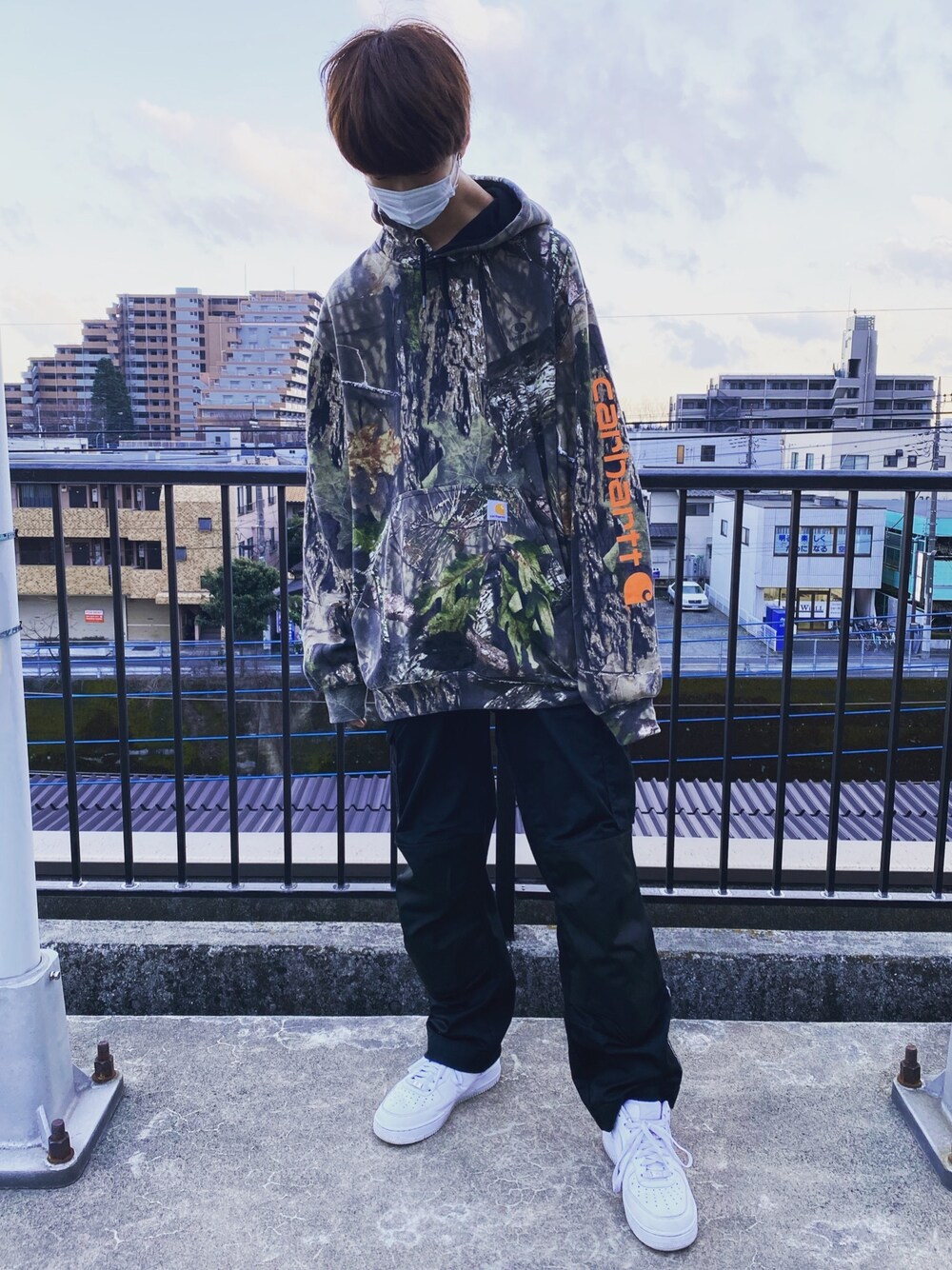 「お洒落さんとつながりたい、ビックシルエット、carhartt、カモフラ、迷彩、オーバーオール、スニーカー」｜「Carharttのアイテム（パーカー、グリーン系）」を使った、Maryuさん（メンズ・181cm）の冬コーディネートの1枚目の写真