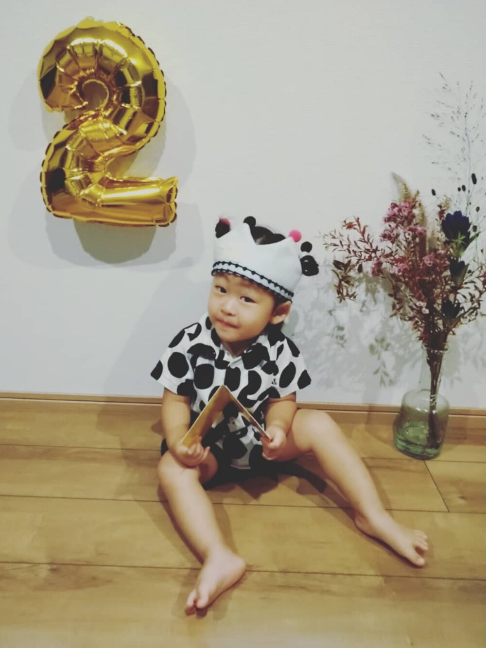 「ゆるコーデ、男の子、ハーフパンツ、kids、モノトーン、2歳、お誕生日おめでとう！、柄シャツ、プチプラ、冠」｜「quoti use fithの天竺　サルエル３分丈ショートパンツ（その他パンツ、ブラック系）」を使った、エトさん（キッズ・80cm）の秋コーディネートの1枚目の写真