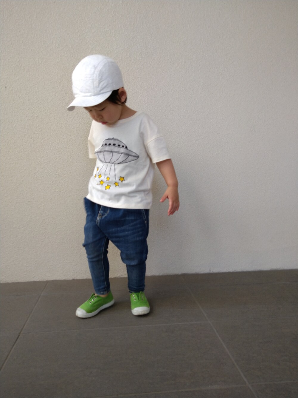 「春夏コーデ、スニーカー、Tシャツ、キャップ、シンプル、白Tシャツ、サルエルパンツ、2歳、おしゃれさんと繋がりたい、スリッポン」｜「quoti use fithのスキニーサルエルデニムパンツ（デニムパンツ、ブルー系）」を使った、エトさん（キッズ・80cm）の春コーディネートの1枚目の写真