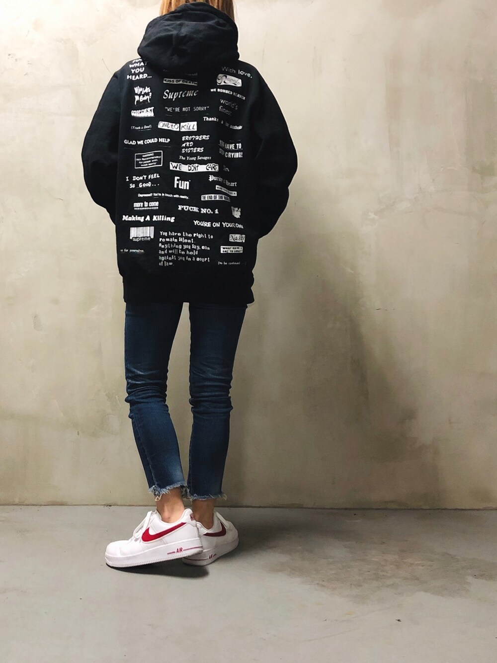 ブルー系のデニムパンツ、ホワイト系のスニーカーを着用したレディースの春コーディネートの1枚目の写真