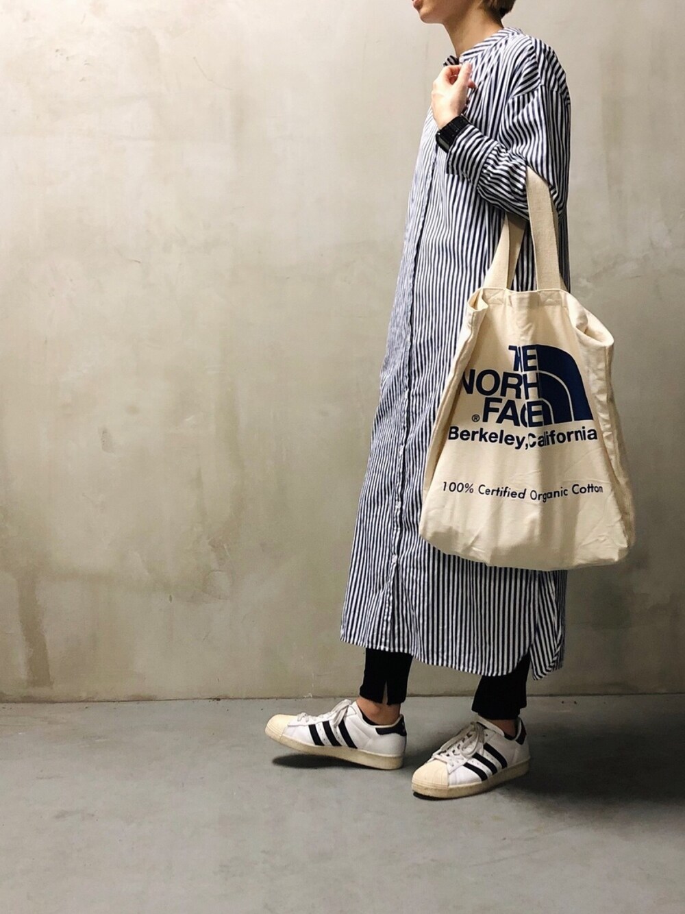 「シャツワンピ、ストライプ、リブパンツ、スニーカー、スニーカーコーデ、adidas、アディダス、THE NORTH FACE、カジュアル」｜「koeのバンドカラーシャツワンピース（シャツワンピース、ブルー系）」を使った、saiiさん（レディース・159cm）の夏コーディネートの1枚目の写真