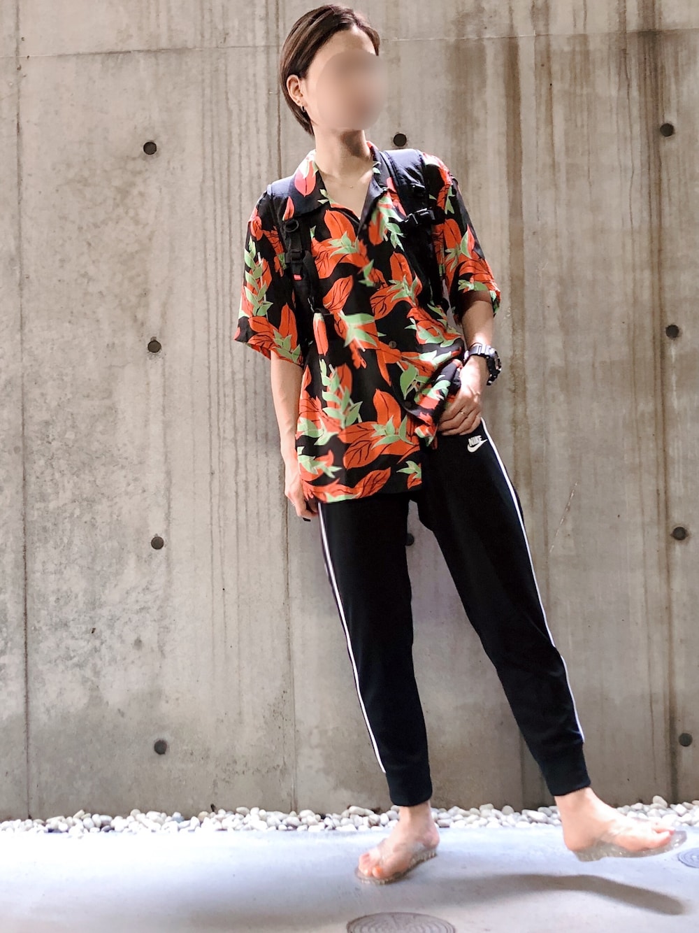 「シャツスタイル、アロハシャツ、ジャージ、NIKE、サンダル、クリアサンダル、supreme、スポーツミックス、楽チンコーデ、夏コーデ」｜「SUN SURFのSUNSURF×JS / サンサーフ別注 : TK1815 #（シャツ/ブラウス、ブラック系）」を使った、saiiさん（レディース・159cm）の夏コーディネートの1枚目の写真