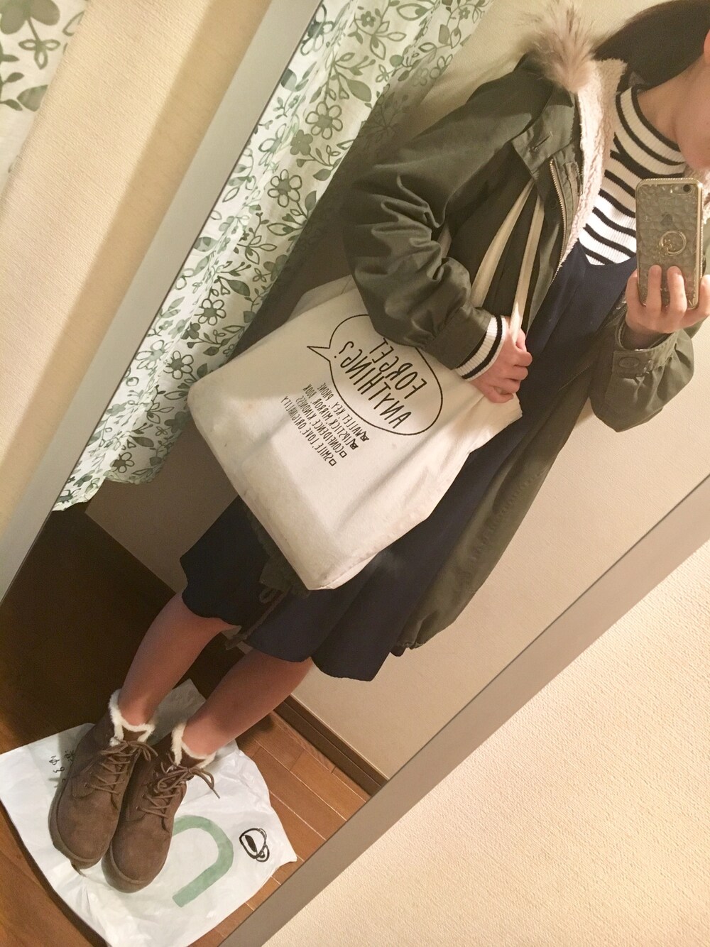 「モッズコート、カーキ、キャミワンピ、ワンピース、ボーダー、ニット、ムートンブーツ、編み上げブーツ」｜「ショップリストのアイテム（ブーツ、ブラウン系）」を使った、ともちゅんさん（レディース・153cm）の冬コーディネートの1枚目の写真