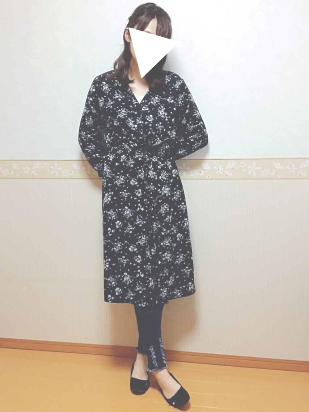 ブラック系のパンプス、ブルー系のデニムパンツ、その他のワンピース/ドレスを着用したレディースの春コーディネートの1枚目の写真