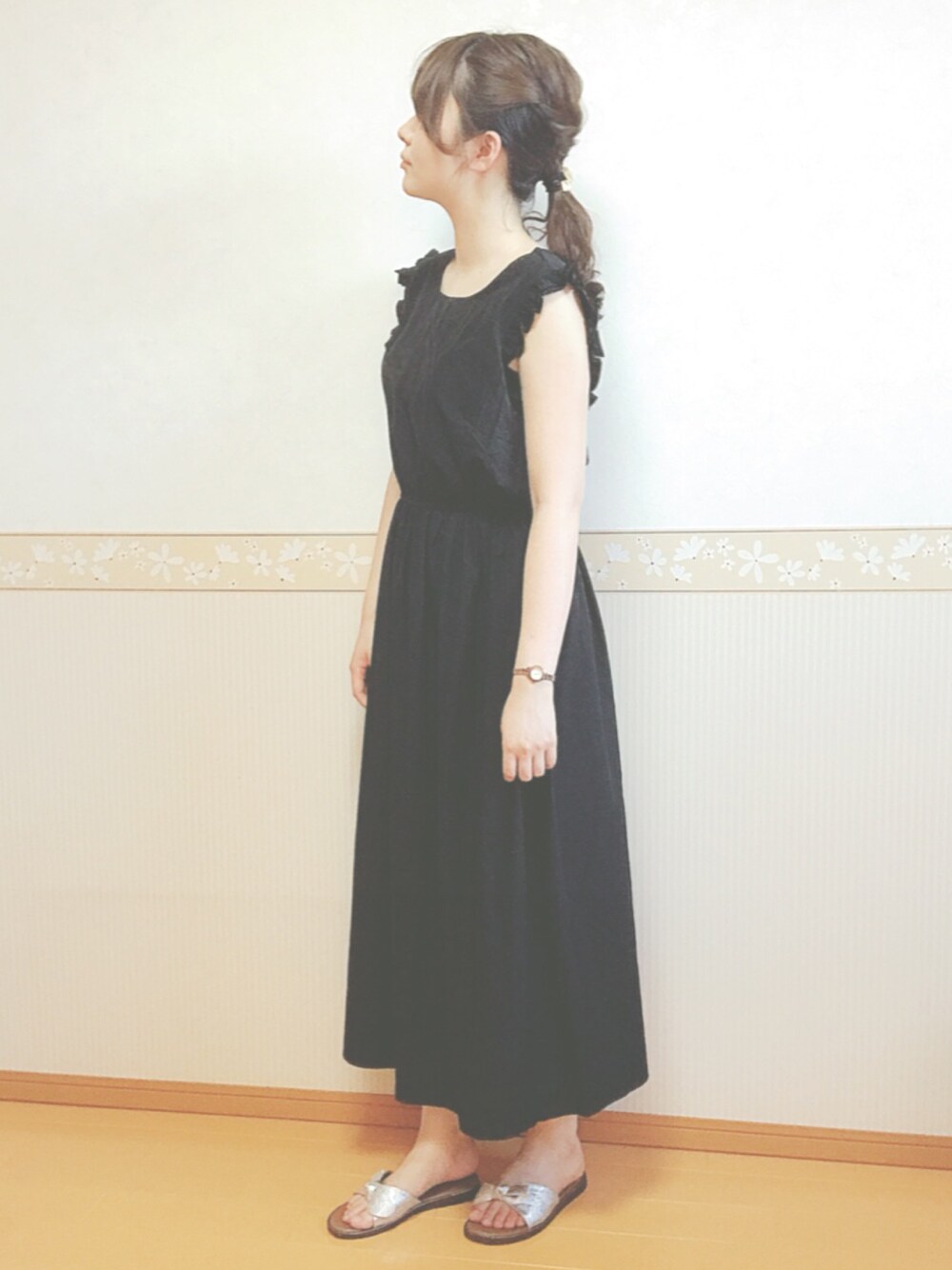 「ワンピース、ロング丈、フリル、ブラック、黒、サンダル、シルバー、シンプル、モノトーン、夏」｜「maison de LATIRのアイテム（サンダル、シルバー系）」を使った、𝕎‌*☻さん（レディース・167cm）の夏コーディネートの1枚目の写真