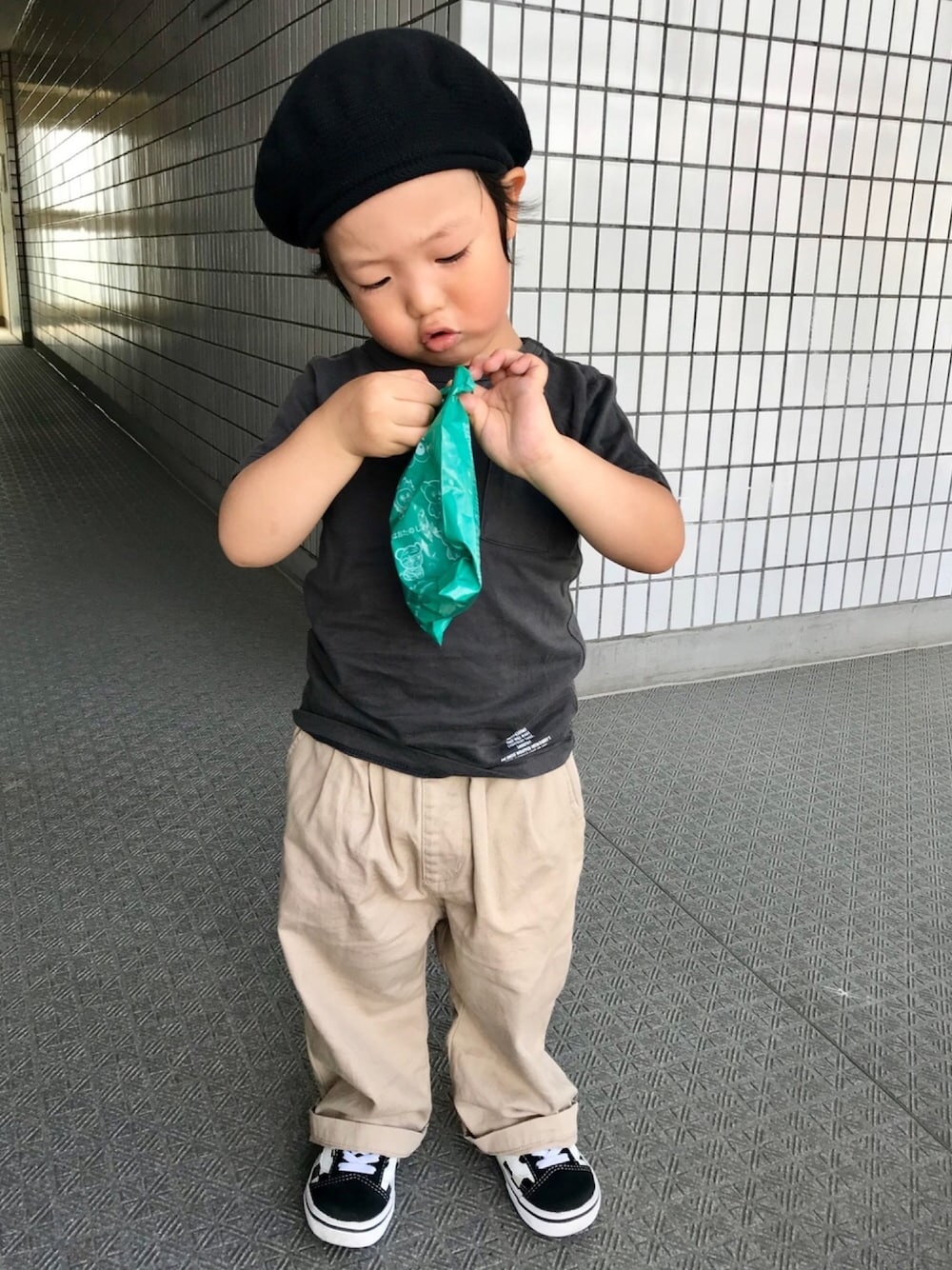 「キッズファッション、男の子コーデ、シンプルコーデ、休日スタイル、こどもビームス、smoothy、FRUIT OF THE LOOM」｜「こども ビームスのSMOOTHY × FRUIT OF THE LOOM / キッズ ポケット Tシャツ (ユニセックス 90～140cm)（Tシャツ/カットソー、グレー系）」を使った、kotaroさん（キッズ・90cm）の春コーディネートの1枚目の写真