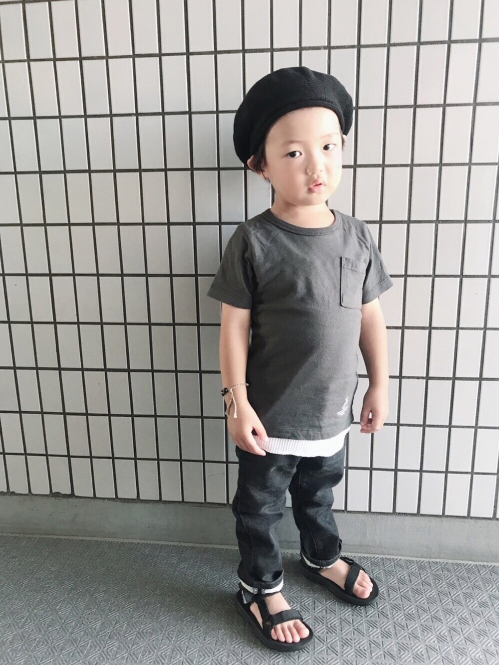 「夏のワントーンコーデ、キッズコーデ、ワントーンコーデ、シンプルコーデ、smoothy、fluitoftheroom、コラボTシャツ、babygap、teva」｜「こども ビームスのSMOOTHY × FRUIT OF THE LOOM / キッズ ポケット Tシャツ (ユニセックス 90～140cm)（Tシャツ/カットソー、グレー系）」を使った、kotaroさん（キッズ・90cm）の夏コーディネートの1枚目の写真