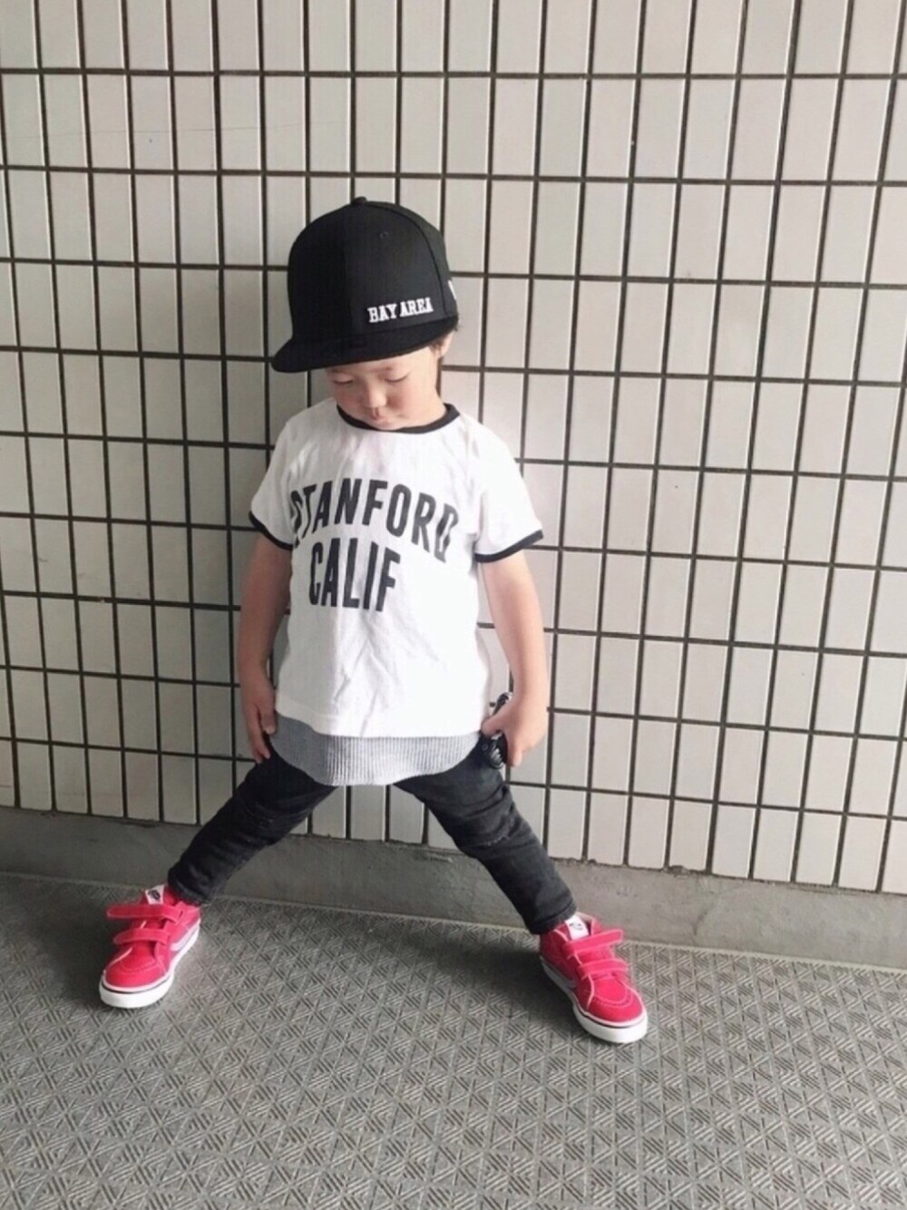 「キッズファッション、ストリート、モノトーン、差し色(赤)、NEWERA、VANS」｜「NEW ERAの【NEWERA】KIDS 950 BAY AREA 【ニューエラ】（キャップ、ブラック系）」を使った、kotaroさん（キッズ・90cm）の秋コーディネートの1枚目の写真