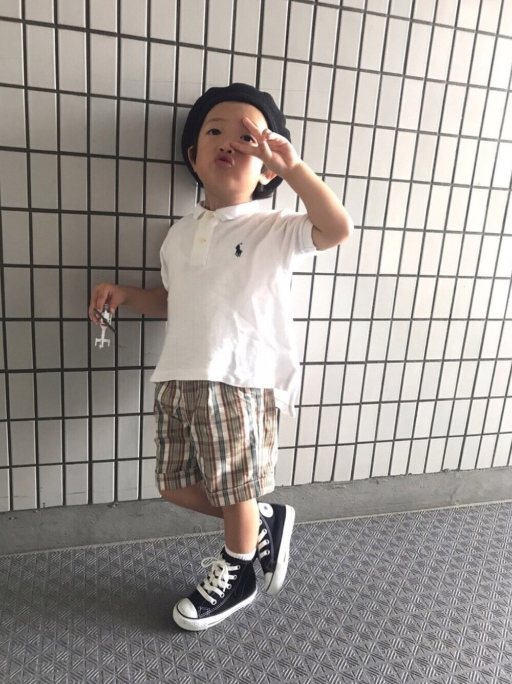 「ラブアンドピース2018、秋のコーデ、古着、ポロシャツ、チェックパンツ、ベレー帽、コンバース」｜「古着のアイテム（ポロシャツ、ホワイト系）」を使った、kotaroさん（キッズ・90cm）の秋コーディネートの1枚目の写真