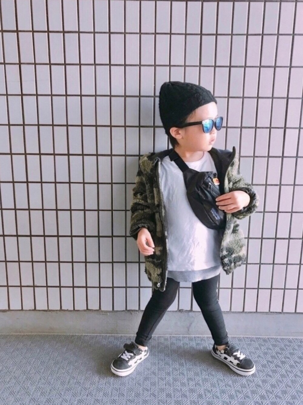 「リンクコーデ、スポーツミックス、カモフラ、モコモコアウター、ラインレギンス、ボディバッグ、babygap、devirock、patagonia、パーカーフェス2018告知」｜「B:MING by BEAMSのビーミング by ビームス / アクリル ケーブル編みワッチキャップ（ニットキャップ/ビーニー、ブラック系）」を使った、kotaroさん（キッズ・90cm）の秋コーディネートの1枚目の写真