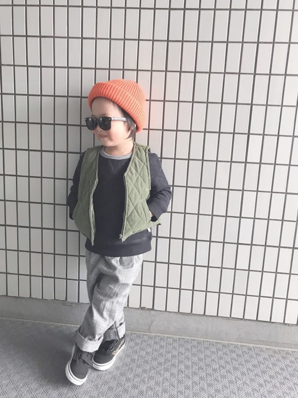 「キッズコーデ、カジュアル、キルティングベスト、スウェット、ワイドパンツ、グレンチェック、差し色(オレンジ)、きのこたけのこどっちのこ?!告知、パーカーフェス2018告知、グリーンフェス❼告知」｜「Leeの【LEE】KIDS WATCH CAP ACRYLIC / 【リー】キッズ ワッチ キャップ アクリル オーバーライド（ニットキャップ/ビーニー、オレンジ系）」を使った、kotaroさん（キッズ・90cm）の秋コーディネートの1枚目の写真