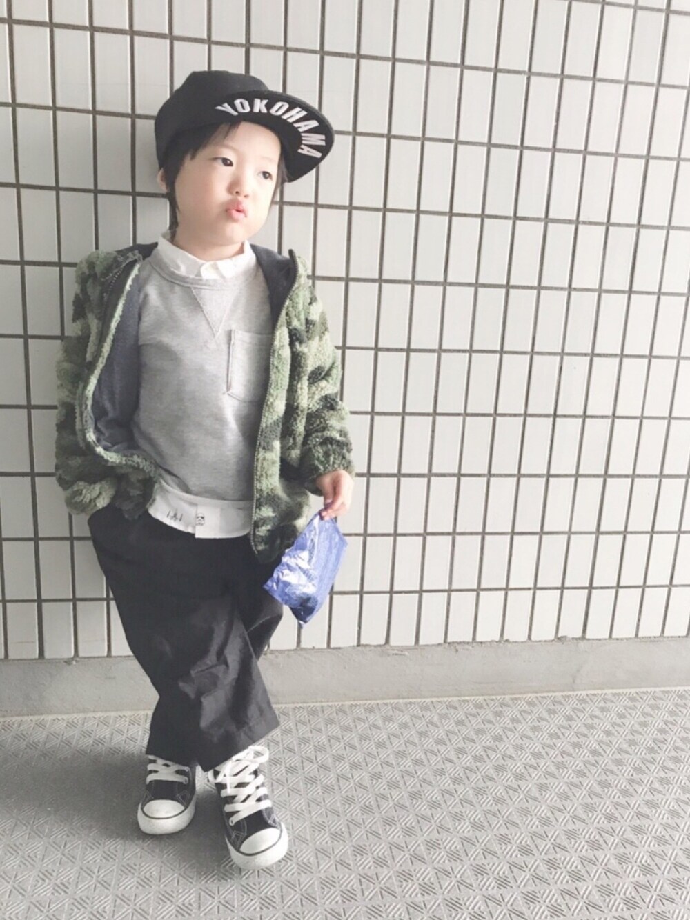 「アイラブCONVERSE、パーカーフェス2018後夜祭、パーカー、カモフラ、シャツスタイル、スウェット、ワイドパンツ、キャップ、キッズコーデ、グリーンフェス❼告知」｜「NEW ERAの【NEWERA】KIDS 950 BAY AREA 【ニューエラ】（キャップ、ブラック系）」を使った、kotaroさん（キッズ・90cm）の冬コーディネートの1枚目の写真