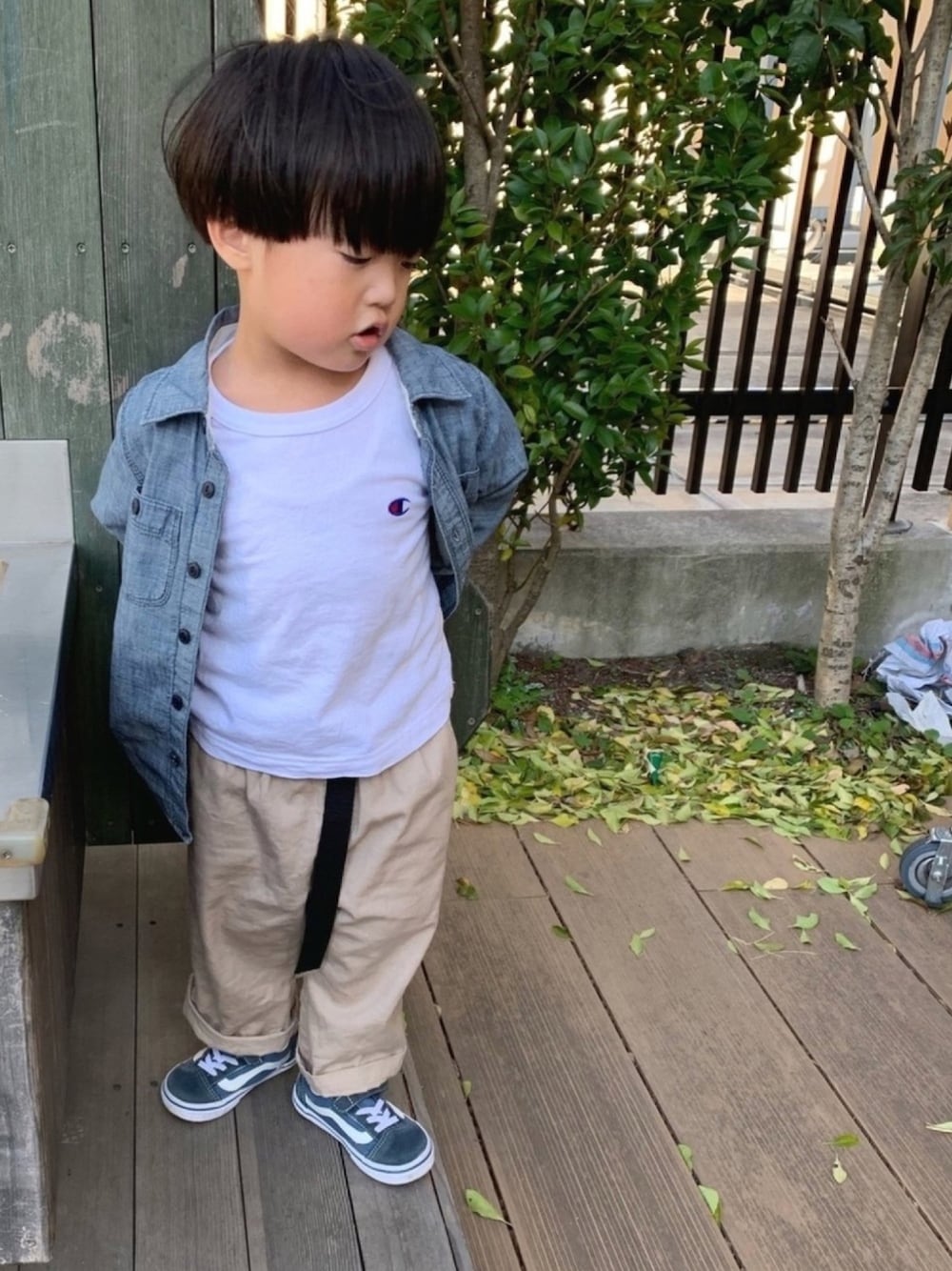 「キッズコーデ、春コーデ、さわやか、シンプル、カジュアル、シャンブレーシャツ、白トップス、ベージュ、ワイドパンツ、VANS」｜「GAPのジャージライニング シャンブレーシャツ（シャツ/ブラウス、ブルー系）」を使った、kotaroさん（キッズ・100cm）の春コーディネートの1枚目の写真