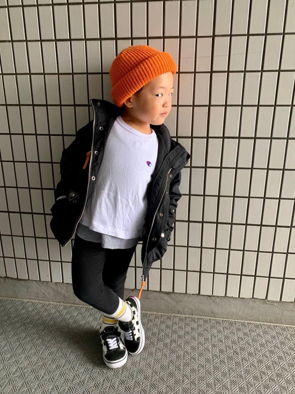 「キッズコーデ、モノトーン、差し色(オレンジ)、ニット帽、カジュアル、マウンテンパーカー、ソックスイン、VANS、春コーデ」｜「Leeの【LEE】KIDS WATCH CAP ACRYLIC / 【リー】キッズ ワッチ キャップ アクリル オーバーライド（ニットキャップ/ビーニー、オレンジ系）」を使った、kotaroさん（キッズ・100cm）の春コーディネートの1枚目の写真