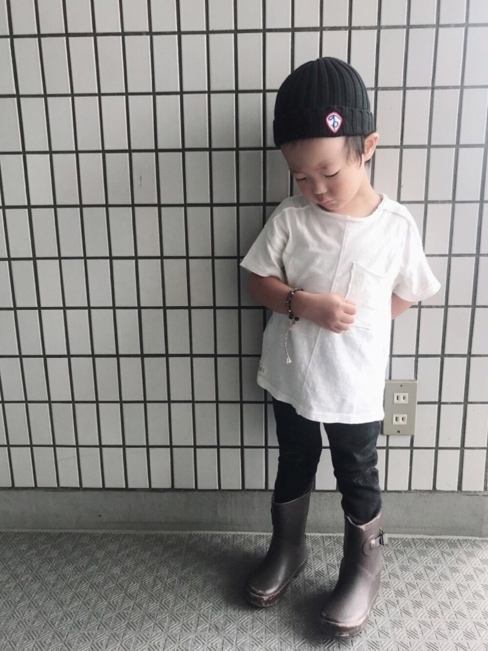 「キッズコーデ、男の子コーデ、雨の日コーデ、モノトーン、ビッグT、スキニーデニム、ZARA KIDS、babygap」｜「CIAOPANIC TYPYのキッズニットキャップ（ニットキャップ/ビーニー、ブラック系）」を使った、kotaroさん（キッズ・90cm）の夏コーディネートの1枚目の写真