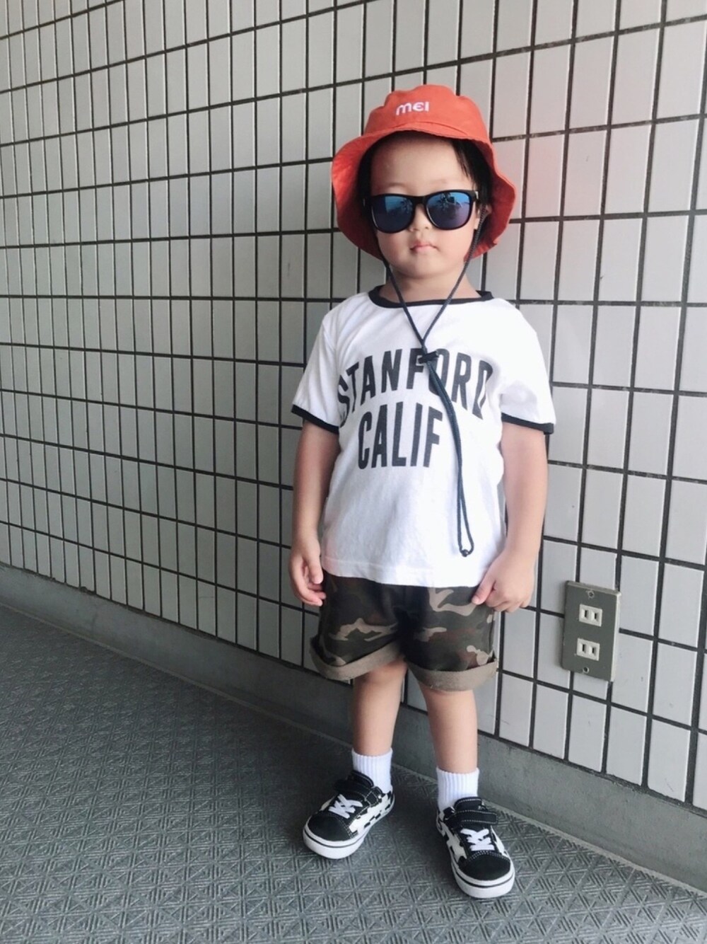 「夏セールで買いました、キッズコーデ、男の子コーデ、夏コーデ、バケットハット、リンガーTシャツ、カモフラパンツ、カモフラ×オレンジ」｜「FREAK'S STOREのMEI×FREAK'S STORE/メイ×フリークスストア 別注キッズ バケットハット（ハット、オレンジ系）」を使った、kotaroさん（キッズ・90cm）の夏コーディネートの1枚目の写真