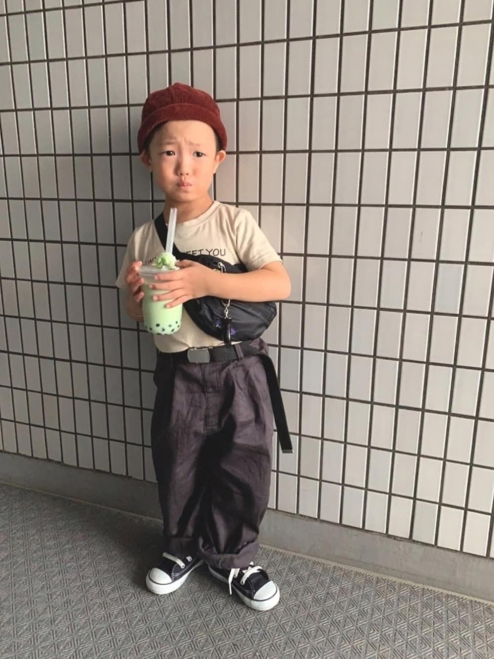「秋のカフェオレコーデ、カジュアル、ワイドパンツ、ヒザデルパンツ、ロールキャップ、コーデュロイ、古着MIX、黒コンバース」｜「古着のアイテム（帽子、ブラウン系）」を使った、kotaroさん（キッズ・100cm）の秋コーディネートの1枚目の写真