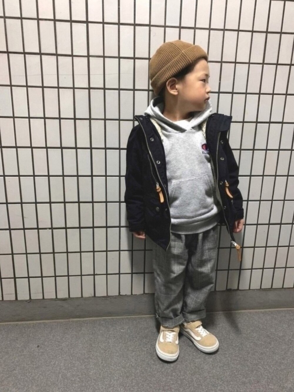 「冬アウター着回しチャレンジ、マウンテンパーカー、パーカー、チェックパンツ、ストリートMIX、VANS、キッズコーデ」｜「CIAOPANIC TYPYのカラーニットワッチ（ニットキャップ/ビーニー、ベージュ系）」を使った、kotaroさん（キッズ・100cm）の冬コーディネートの1枚目の写真
