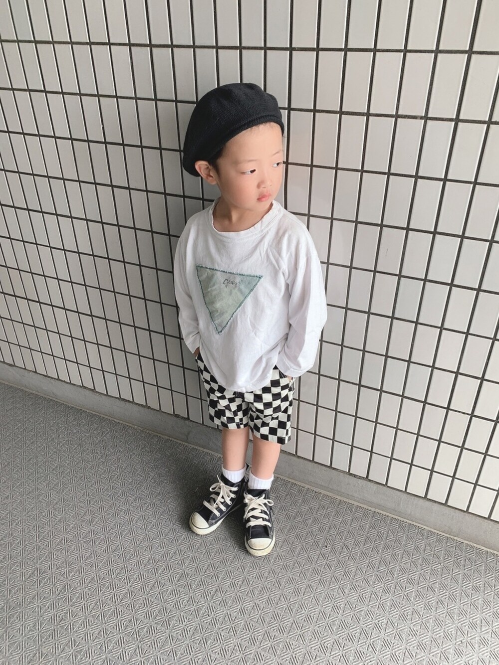 「キッズコーデ、チェッカーフラッグ、ショートパンツ、ロゴT、古着MIX、ベレー帽、ストリート、ハイカットスニーカー、4歳、男の子」｜「Guessのアイテム（Tシャツ/カットソー、ホワイト系）」を使った、kotaroさん（キッズ・100cm）の春コーディネートの1枚目の写真