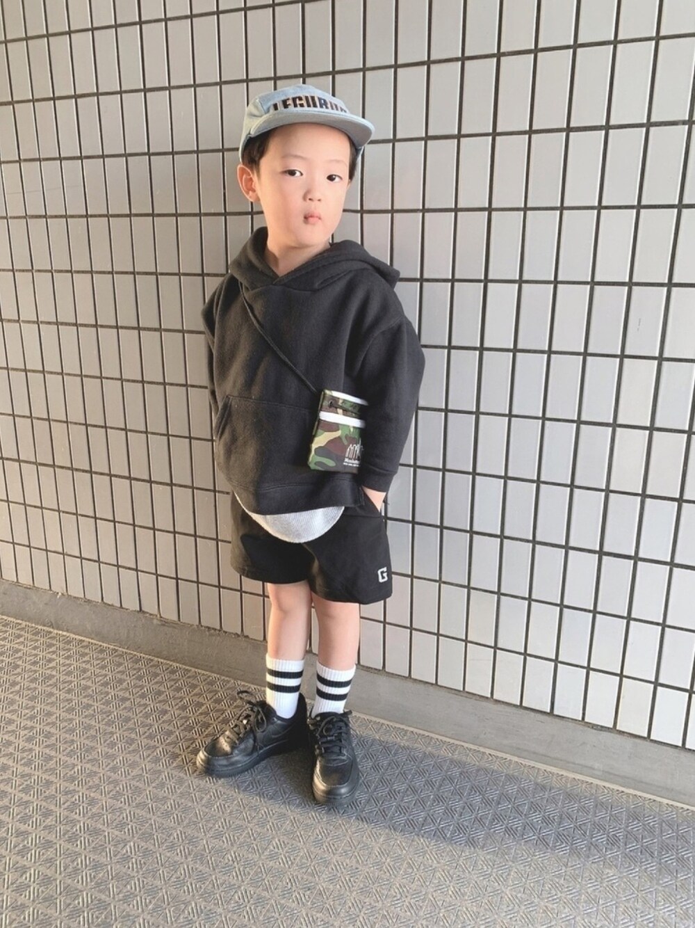 「キッズコーデ、ブラック、パーカー、レイヤード、ショートパンツ、ショルダーバッグ、ラインソックス、ストリート、4歳、男の子」｜「LEGURUS STANDARDのロゴ刺繍ジェットキャップ（キャップ、ブルー系）」を使った、kotaroさん（キッズ・100cm）の春コーディネートの1枚目の写真