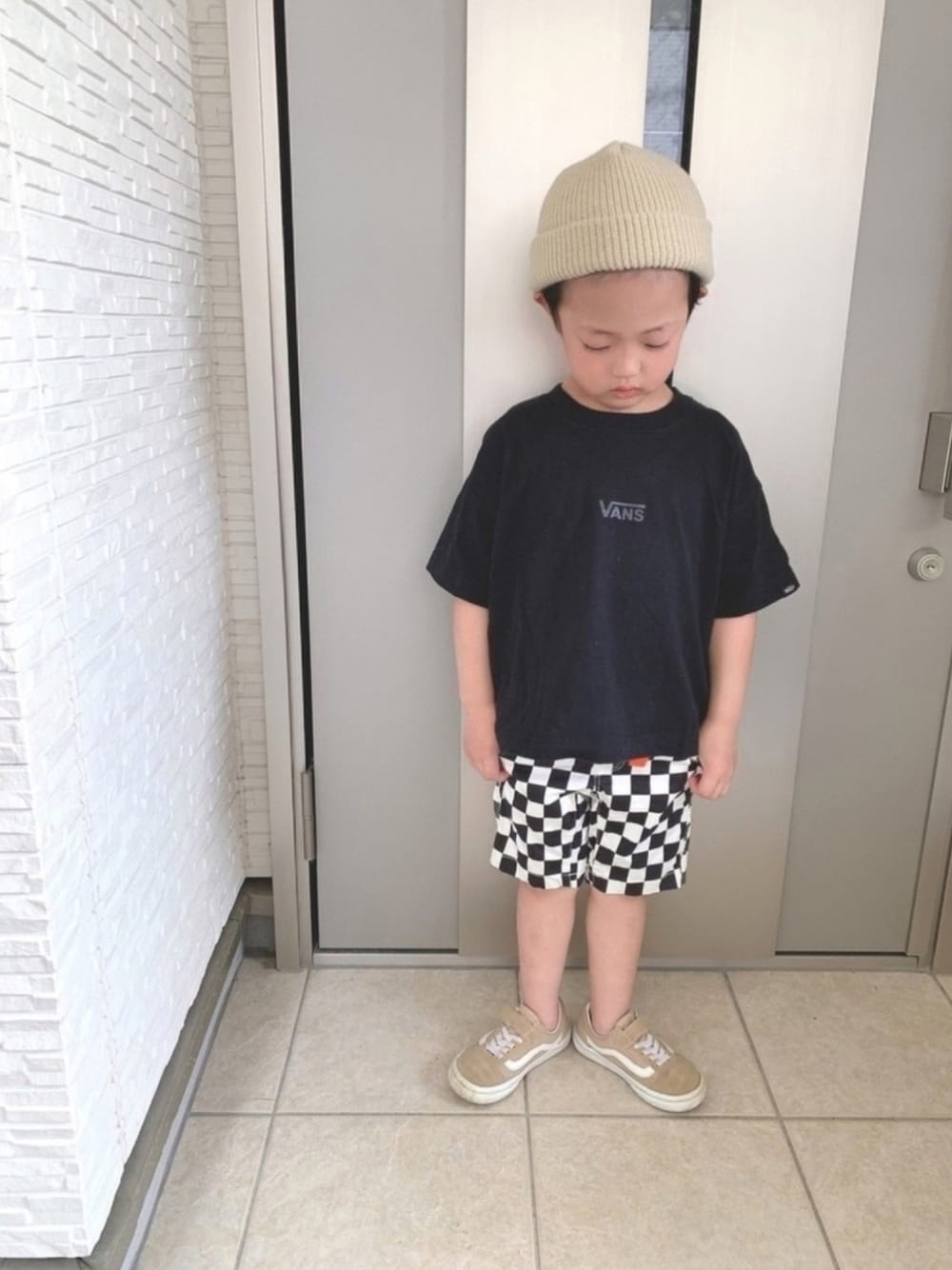 ブラック系のTシャツ/カットソー、ブラック系のその他パンツ、ベージュ系のスニーカーを着用したキッズの春コーディネートの1枚目の写真