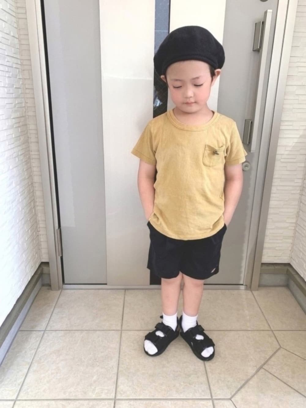「キッズコーデ、ワッフル、ショートパンツ、靴下 × サンダル、おうちde帽子コーデ、スポーツサンダル、SHAKA、4歳、男の子、ベレー帽」｜「BIG FIELDのワッフル切替ポケットカットソー(80～120cm)（Tシャツ/カットソー、イエロー系）」を使った、kotaroさん（キッズ・100cm）の春コーディネートの1枚目の写真