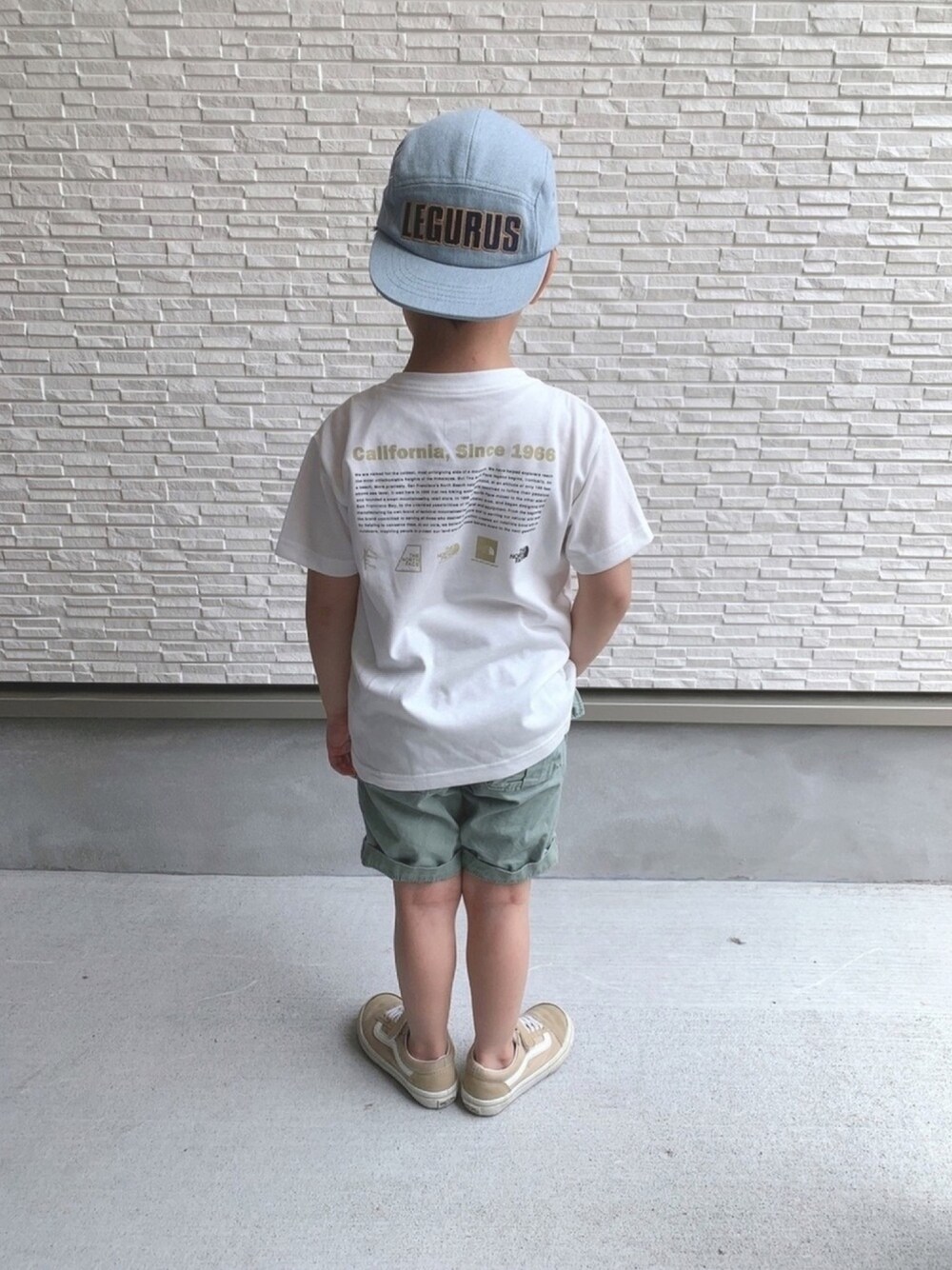 「キッズコーデ、ロゴT、バックプリント、ショートパンツ、ピスタチオ、ジェットキャップ、VANS、グリーンフェス➓、4歳、男の子」｜「LEGURUS STANDARDのロゴ刺繍ジェットキャップ（キャップ、ブルー系）」を使った、kotaroさん（キッズ・100cm）の夏コーディネートの1枚目の写真