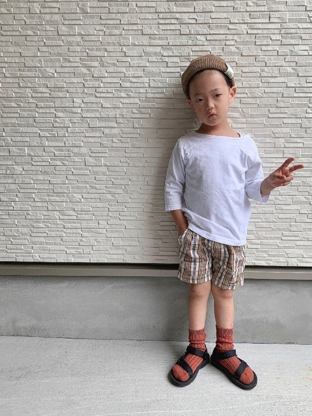「キッズコーデ、秋のコーデ、ボートネック、チェックパンツ、ハーフパンツ、ニット帽、靴下 × サンダル、teva、ラブアンドピース2020、チェッカーずまつり2020秋　告知」｜「CIAOPANIC TYPYのカラーニットワッチ（ニットキャップ/ビーニー、ベージュ系）」を使った、kotaroさん（キッズ・100cm）の秋コーディネートの1枚目の写真