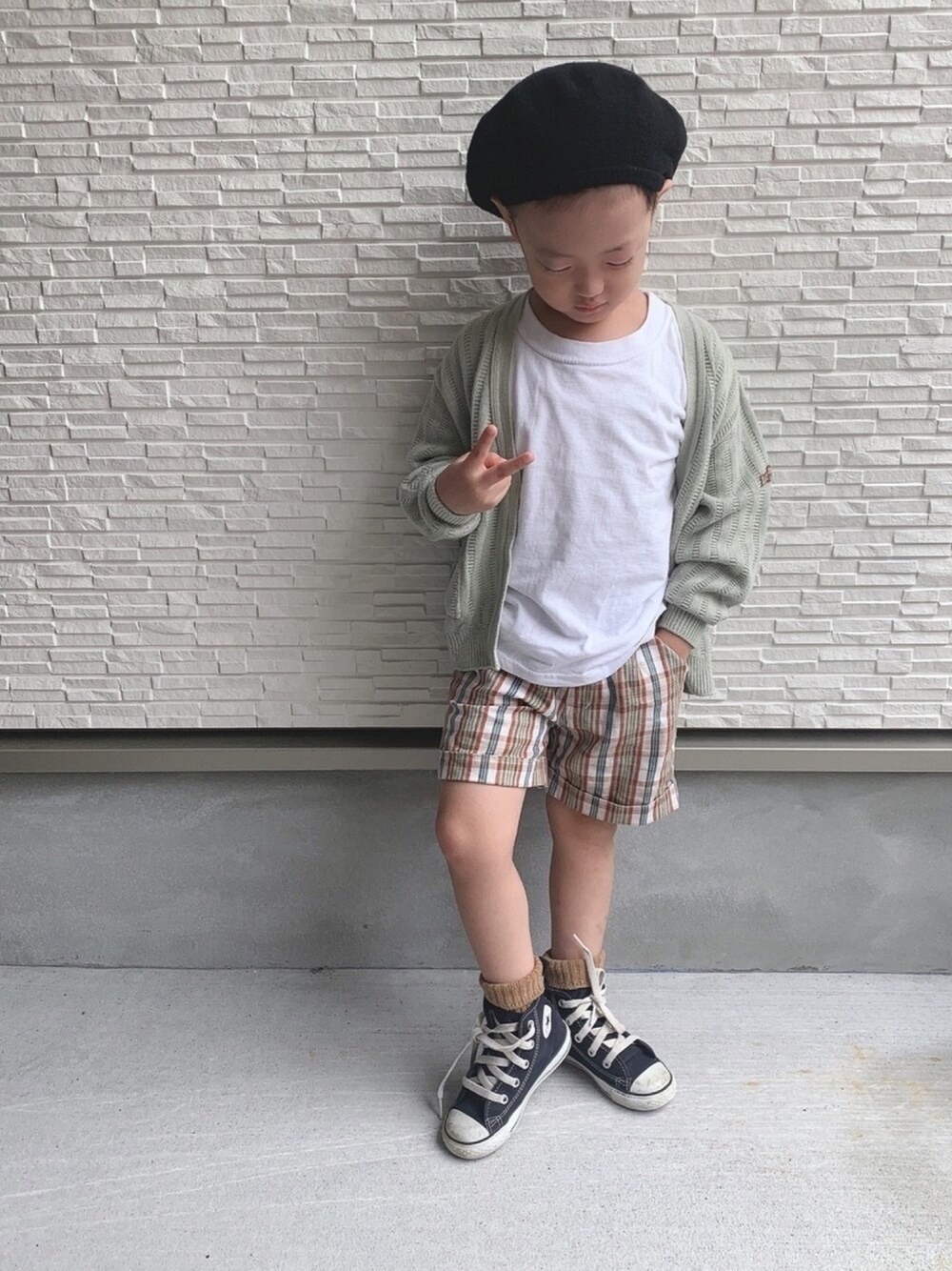 「キッズコーデ、カーディガン、白Tシャツ、チェックパンツ、古着MIX、ベレー帽、converse、秋服準備はじめました、ラブアンドピース2020、チェッカーずまつり2020秋後夜祭」｜「14+のキッズシンプルコットンベレー帽（ハンチング/ベレー帽、ブラック系）」を使った、kotaroさん（キッズ・100cm）の秋コーディネートの1枚目の写真