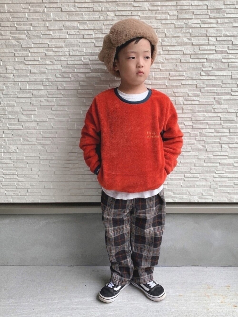 「キッズコーデ、フリース、オレンジ、レイヤードスタイル、チェックパンツ、ワイドパンツ、フライトキャップ、オールドスクール、VANS」｜「しまむらのアイテム（帽子、ベージュ系）」を使った、kotaroさん（キッズ・110cm）の秋コーディネートの1枚目の写真