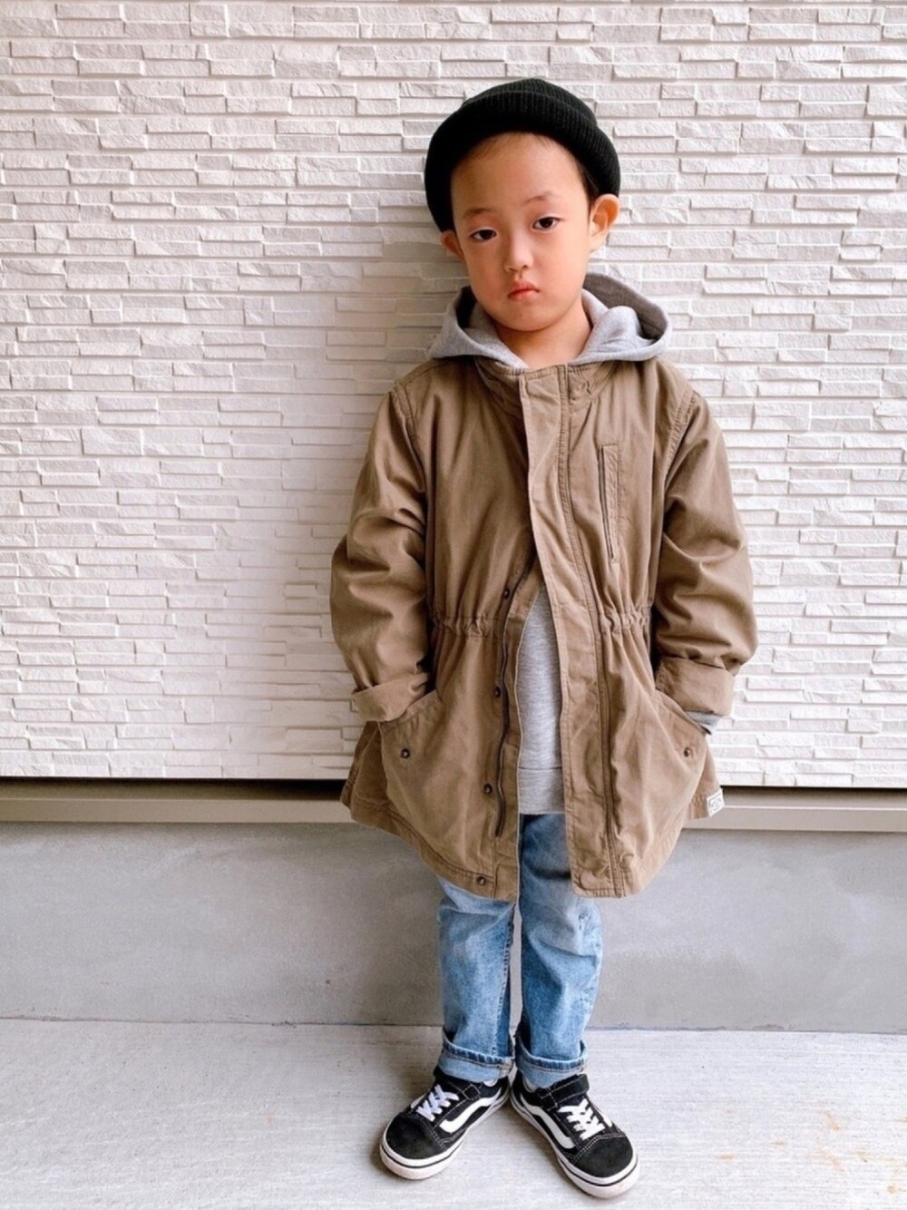 「キッズコーデ、モッズコート、M51、パーカー、デニム、カジュアルコーデ、ニット帽、ロールキャップ、VANS、年末WEAR感謝祭」｜「WEGOのWEGO/2WAYショートニットキャップ（ニットキャップ/ビーニー、ブラック系）」を使った、kotaroさん（キッズ・110cm）の冬コーディネートの1枚目の写真