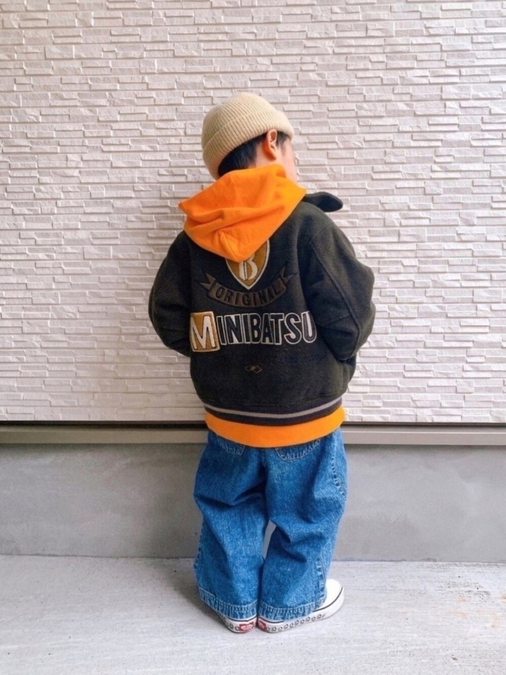 「キッズコーデ、パーカー、オレンジ、ブルゾン、ワイドデニム、古着MIX、古着、ニット帽、VANS、バックスタイル」｜「GENERATORのGENERATOR/ジェネレーター 　ショートニットキャップ（ニットキャップ/ビーニー、ベージュ系）」を使った、kotaroさん（キッズ・110cm）の冬コーディネートの1枚目の写真