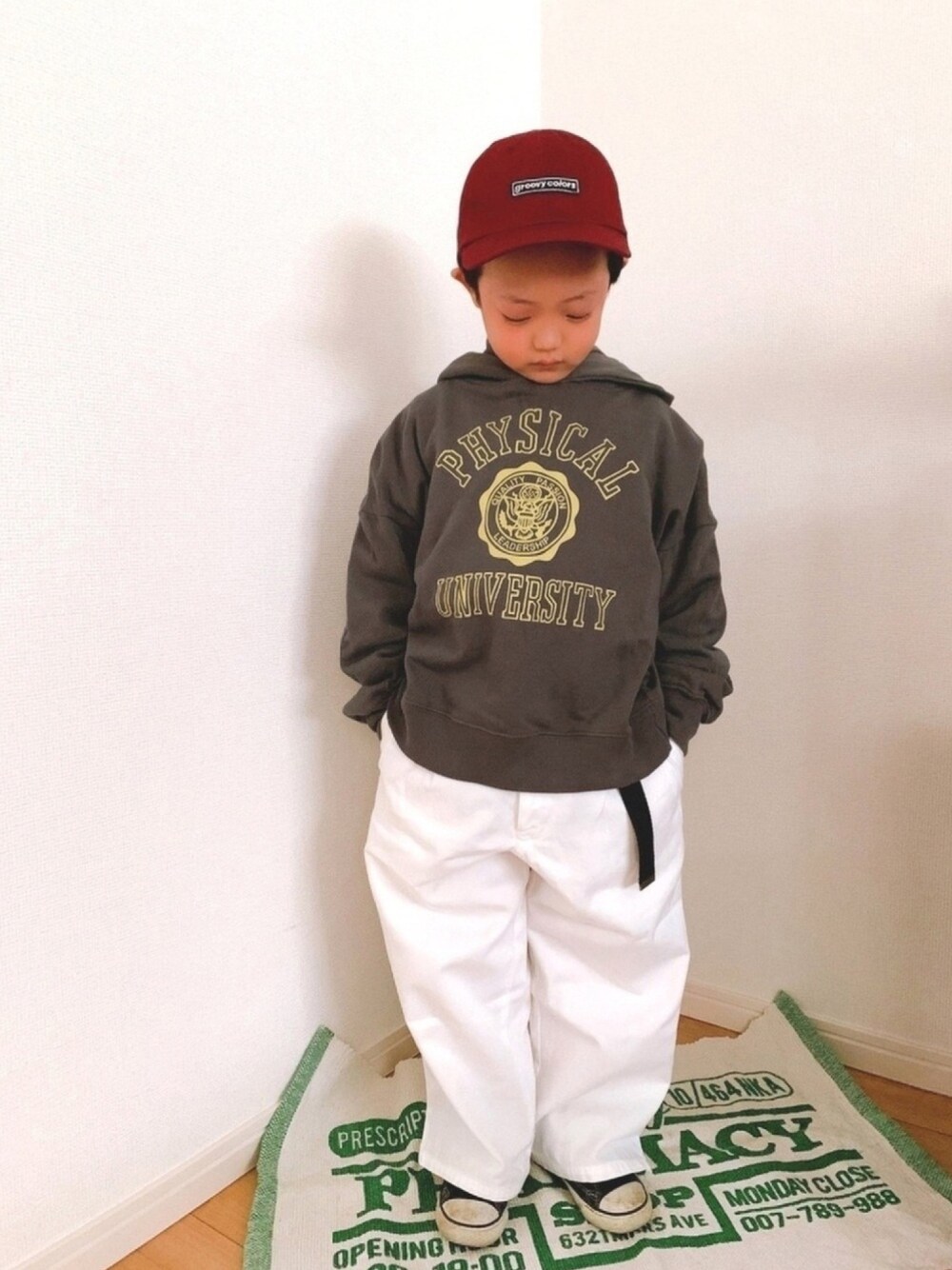 「キッズコーデ、パーカー、カレッジロゴ、白パンツ、ワイドパンツ、古着MIX、キャップ、ハイカットスニーカー、コンバース、休日スタイル」｜「GROOVY COLORSのGRCS LOW CAP（キャップ、レッド系）」を使った、kotaroさん（キッズ・110cm）の冬コーディネートの1枚目の写真