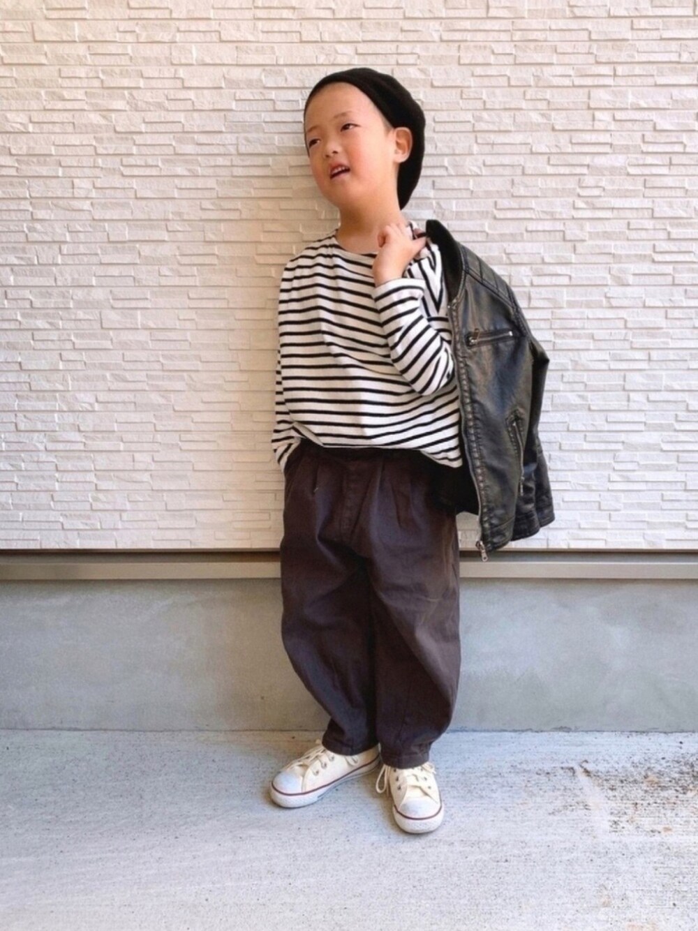 「キッズコーデ、ボーダートップス、ボーダー、ヒザデルパンツ、ゆるコーデ、ベレー帽、白スニーカー、モノトーン、春コーデ、休日スタイル」｜「14+のキッズシンプルコットンベレー帽（ハンチング/ベレー帽、ブラック系）」を使った、kotaroさん（キッズ・110cm）の冬コーディネートの1枚目の写真