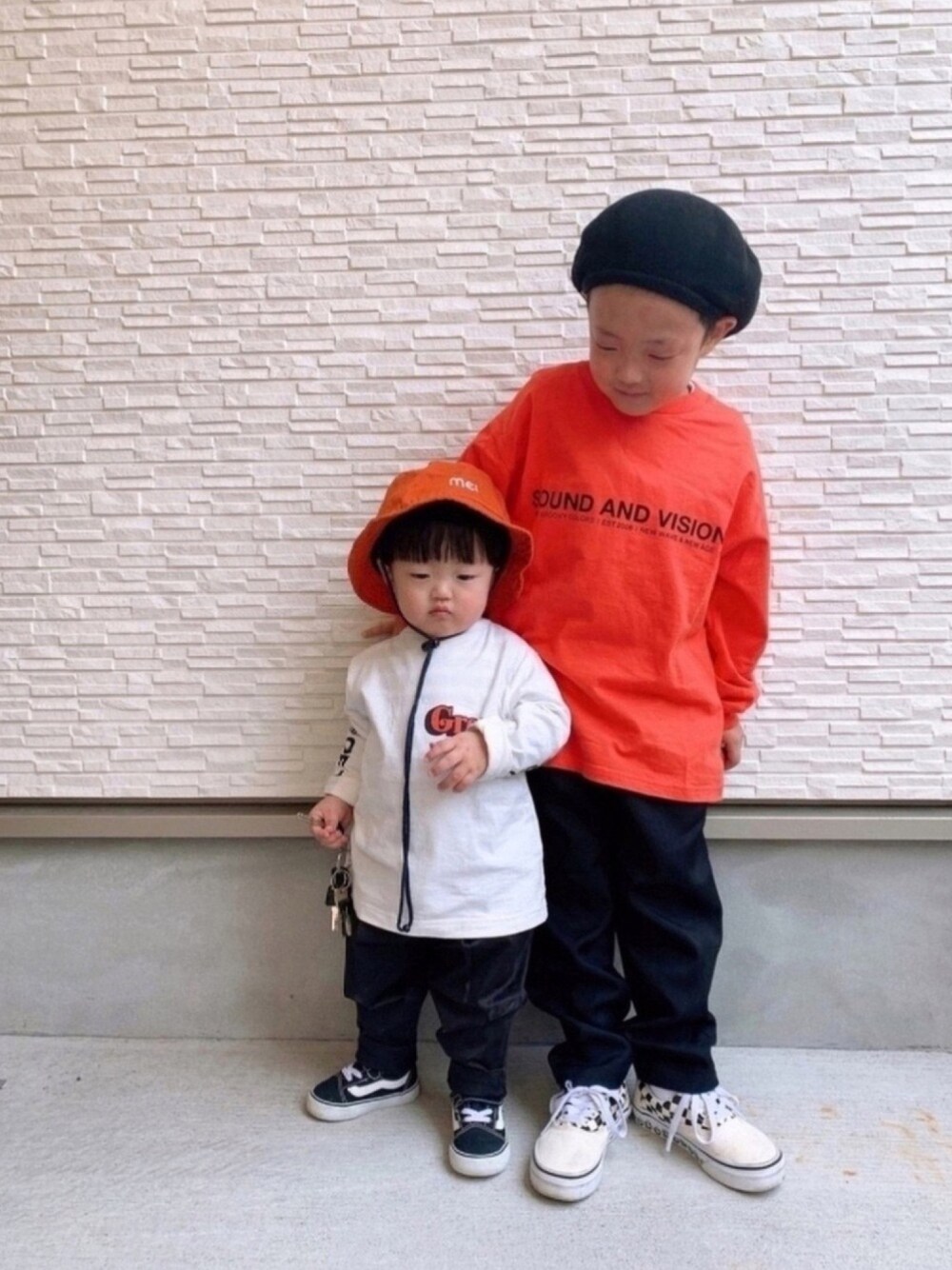 「兄弟コーディネート、ロンT、groovy colors、オレンジ、カラーパンツ、ストリート、スニーカーコーデ、VANS、春コーデ」｜「FREAK'S STOREのMEI×FREAK'S STORE/メイ×フリークスストア 別注キッズ バケットハット（ハット、オレンジ系）」を使った、kotaroさん（キッズ・110cm）の春コーディネートの1枚目の写真