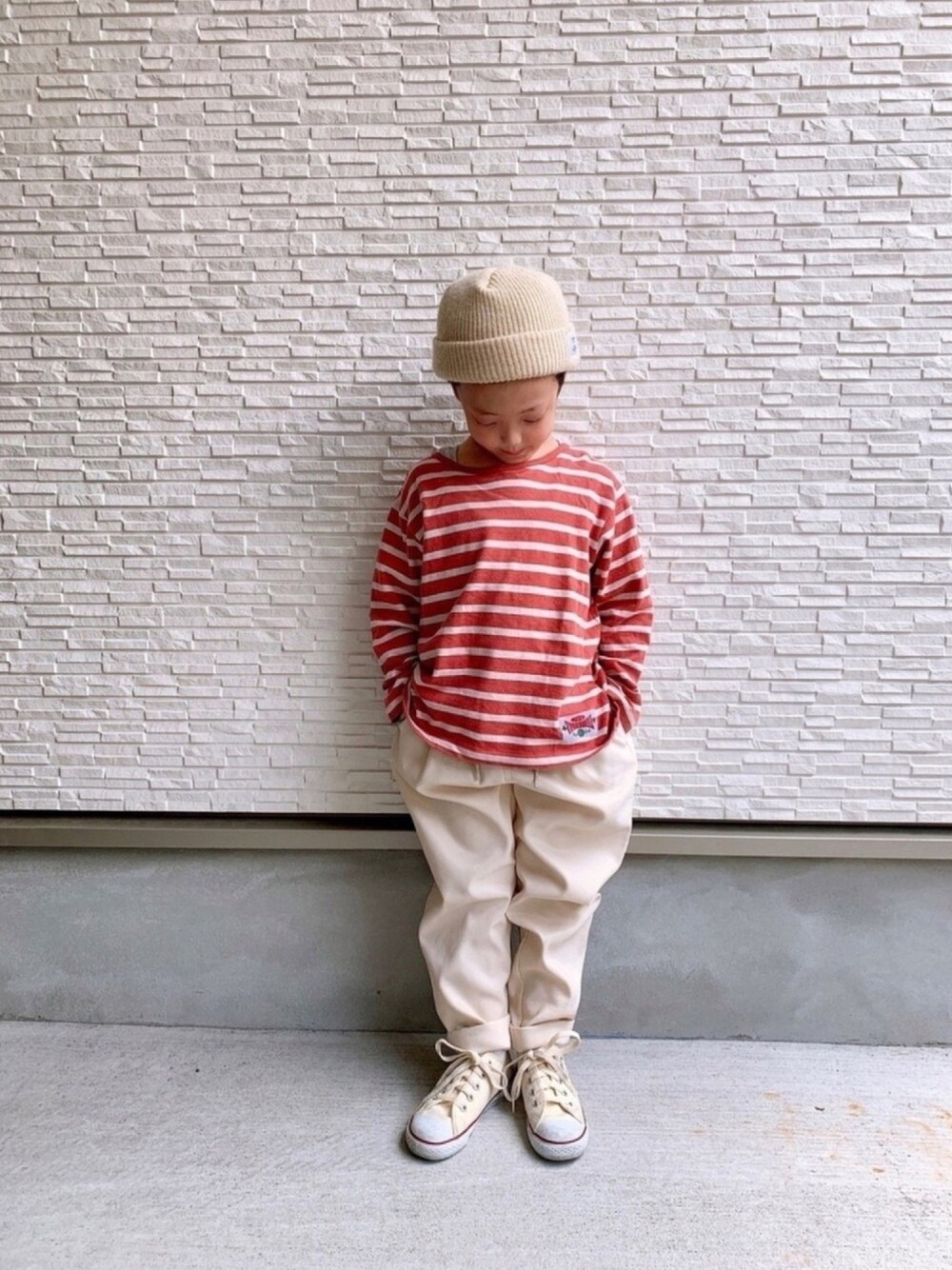 「ボーダートップス、シェフパンツ、devirock、プチプラ、シンプル、ニット帽、コンバース、スニーカーコーデ、春コーデ」｜「GENERATORのGENERATOR　ショートニットキャップ（ニットキャップ/ビーニー、ベージュ系）」を使った、kotaroさん（キッズ・110cm）の春コーディネートの1枚目の写真