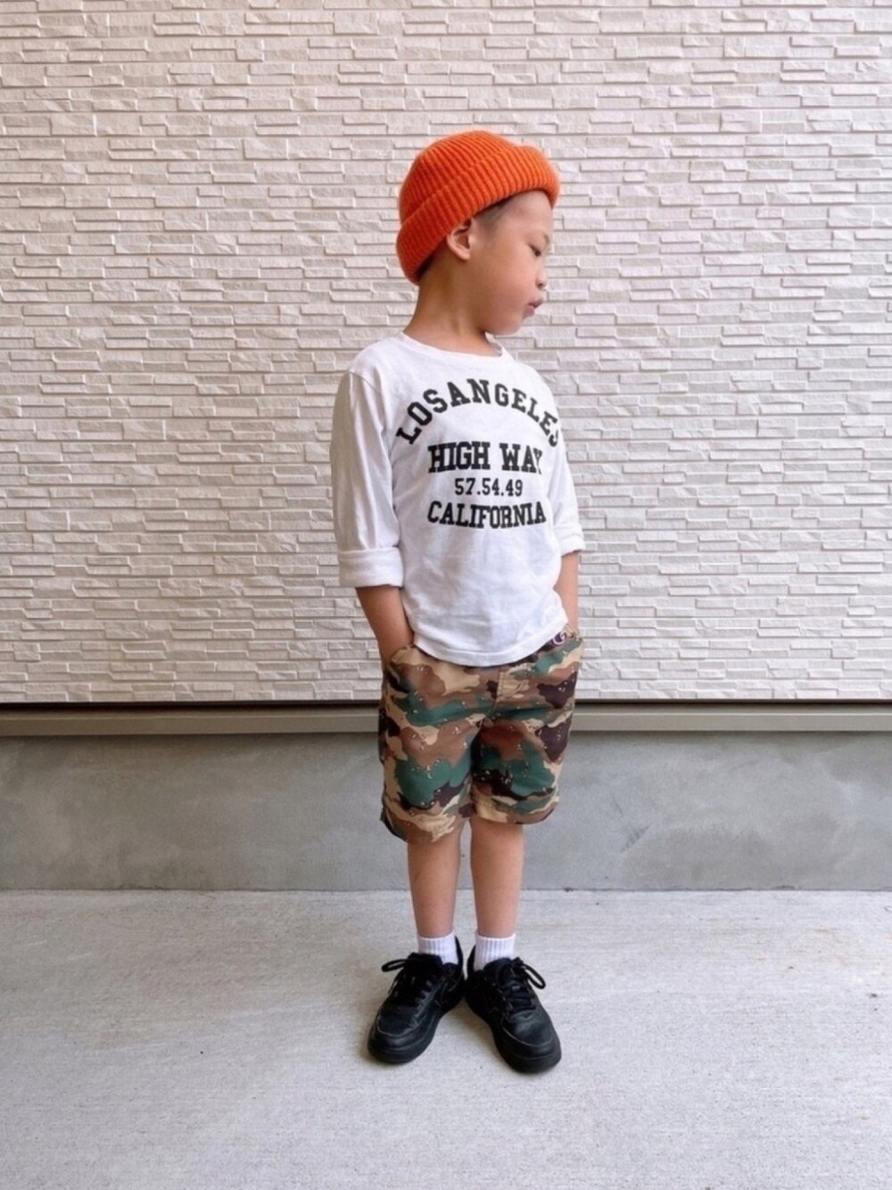「プリントT、ショートパンツ、カモフラ、ストリート、ニット帽、オレンジ、NIKE、エアフォースワン、これが私をアゲる服」｜「Leeの【LEE】KIDS WATCH CAP ACRYLIC / 【リー】キッズ ワッチ キャップ アクリル オーバーライド（ニットキャップ/ビーニー、オレンジ系）」を使った、kotaroさん（キッズ・110cm）の春コーディネートの1枚目の写真