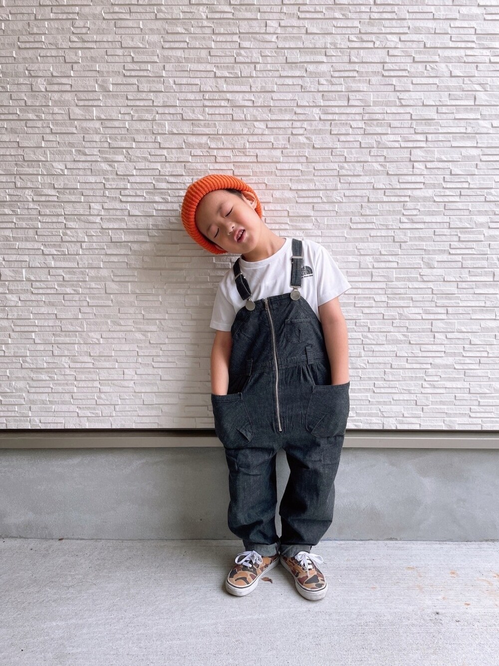 「ロゴT、THE NORTH FACE、サロペット、古着MIX、ニット帽、オレンジ、スニーカー、VANS、これが私をアゲる服」｜「Leeの【LEE】KIDS WATCH CAP ACRYLIC / 【リー】キッズ ワッチ キャップ アクリル オーバーライド（ニットキャップ/ビーニー、オレンジ系）」を使った、kotaroさん（キッズ・110cm）の春コーディネートの1枚目の写真