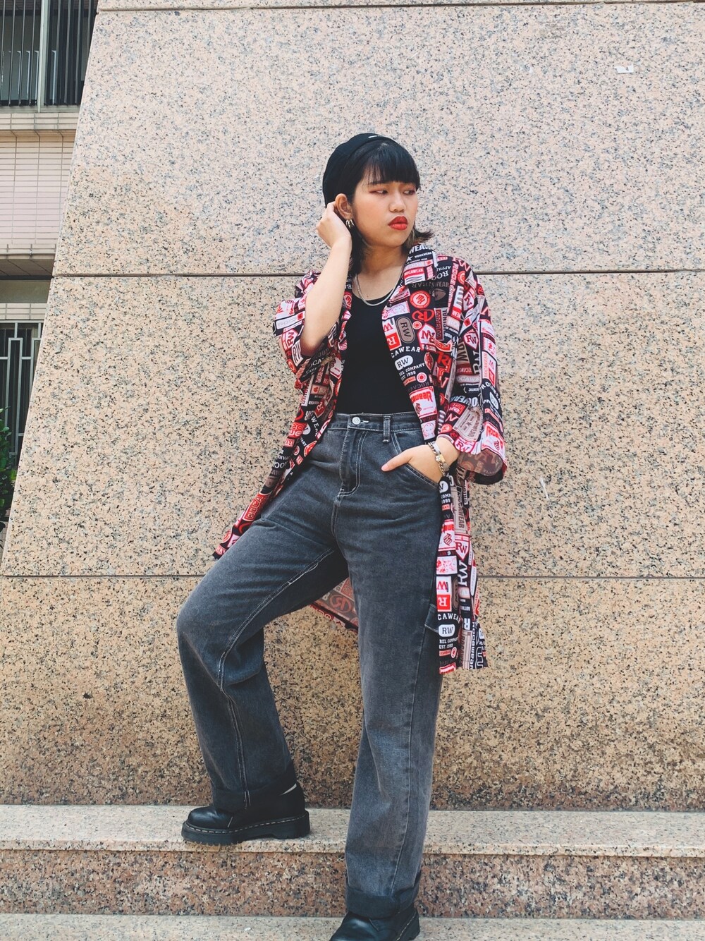 「Dr. Martensのアイテム（シューズ、ブラック系）」を使った、Drew Changさん（レディース・153cm）の春コーディネートの1枚目の写真