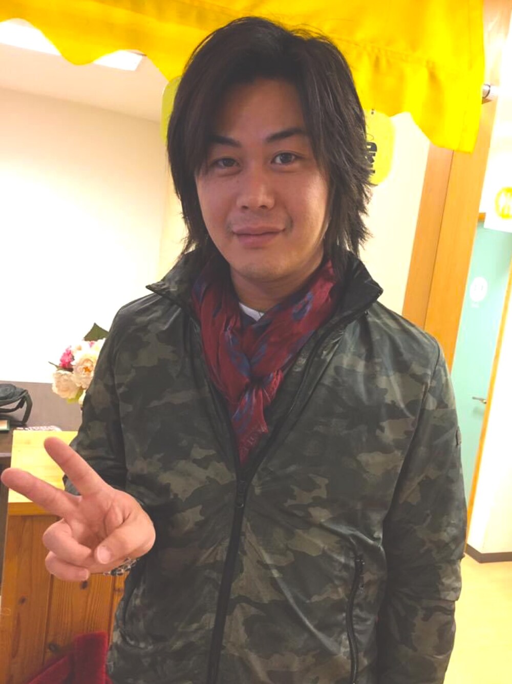 「Alexander McQueenのアイテム（ストール/ショール、レッド系）」を使った、ryuhamadaさん（メンズ・180cm）の春コーディネートの1枚目の写真