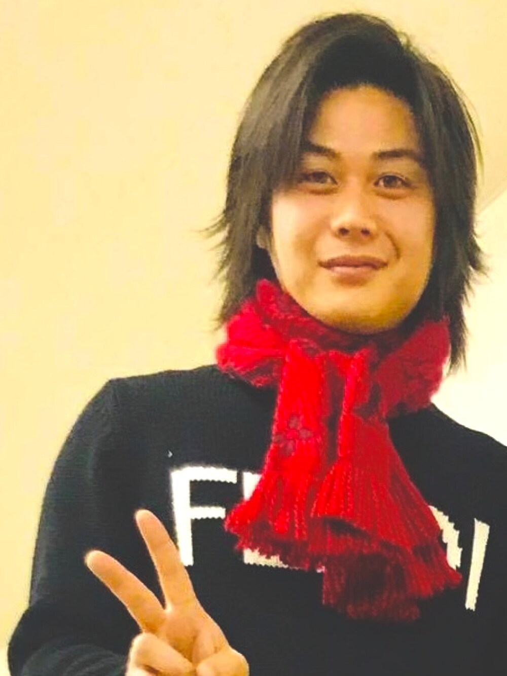 「LOUIS VUITTONのアイテム（ストール/ショール、レッド系）」を使った、ryuhamadaさん（メンズ・180cm）の春コーディネートの1枚目の写真